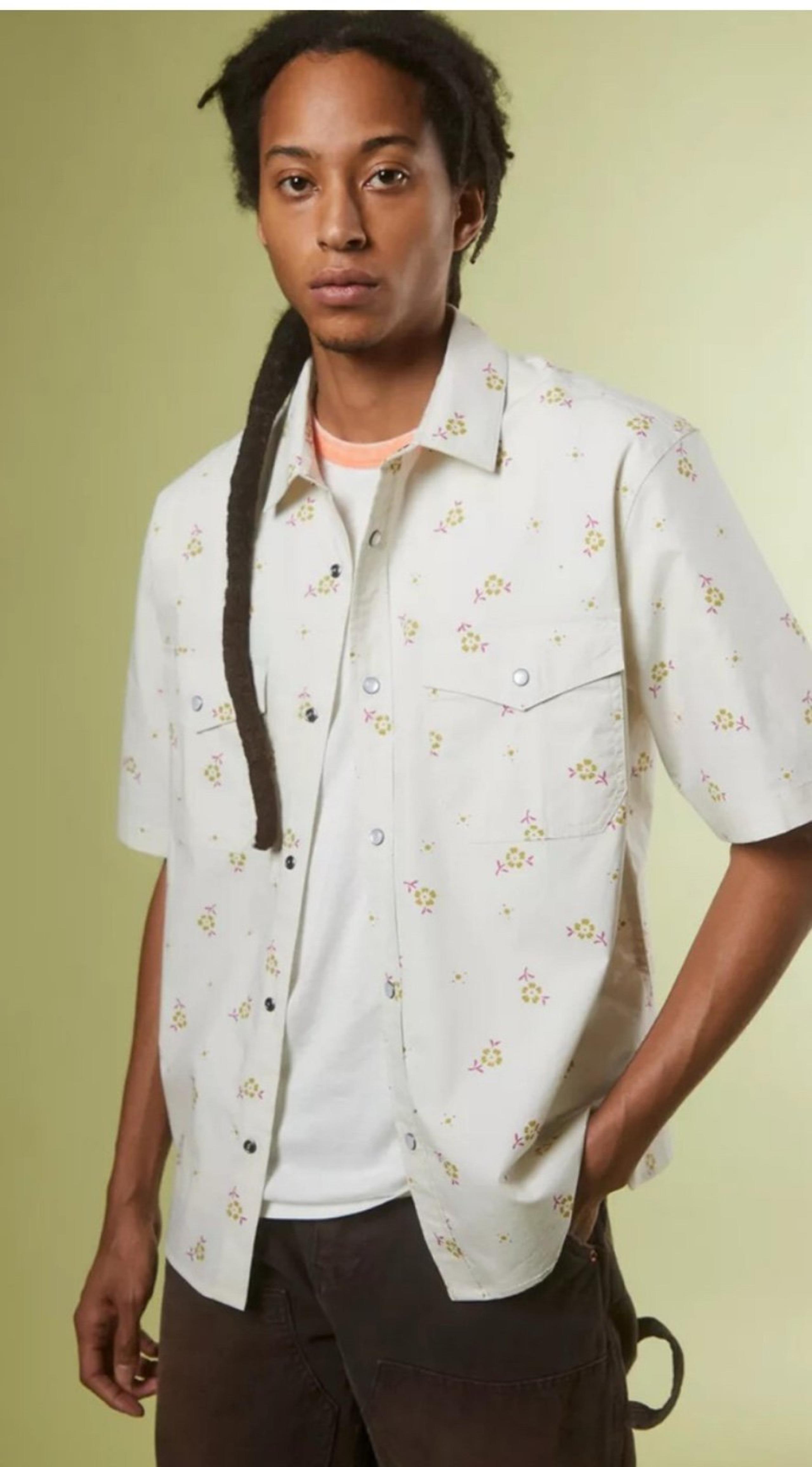 URBAN OUTFITTERS BDG WESTERN FLORAL IVORY SHIRT SIZE MEDIUM