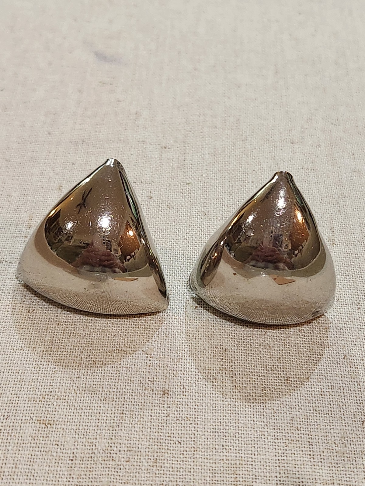 Vtg 1980s Silverplate Puffed Triangle Clip-On Earrings