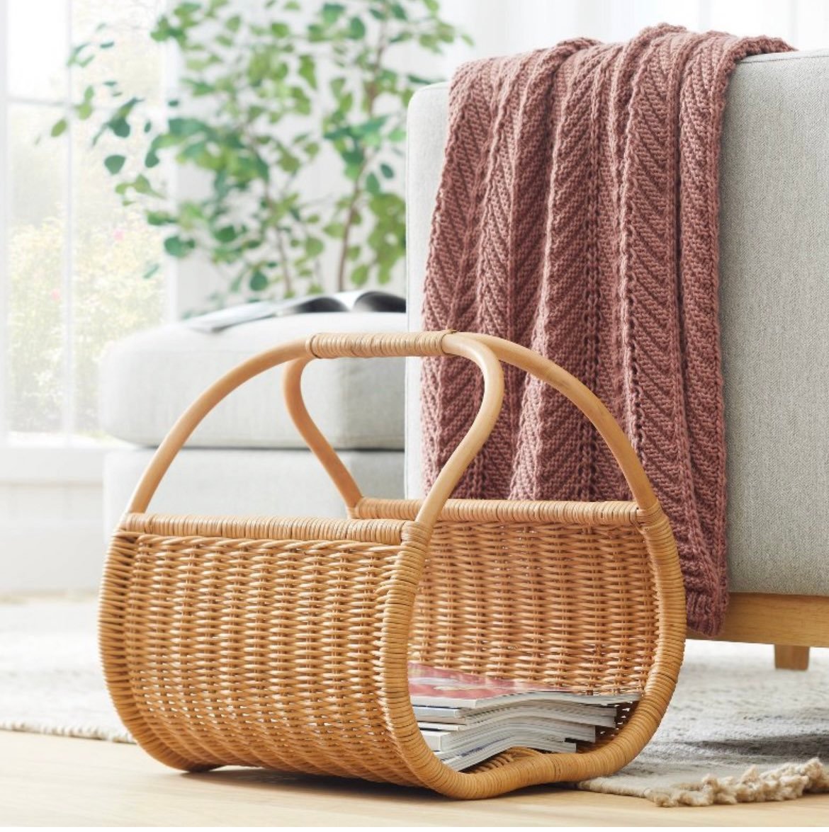 Nwt light woven magazine holder