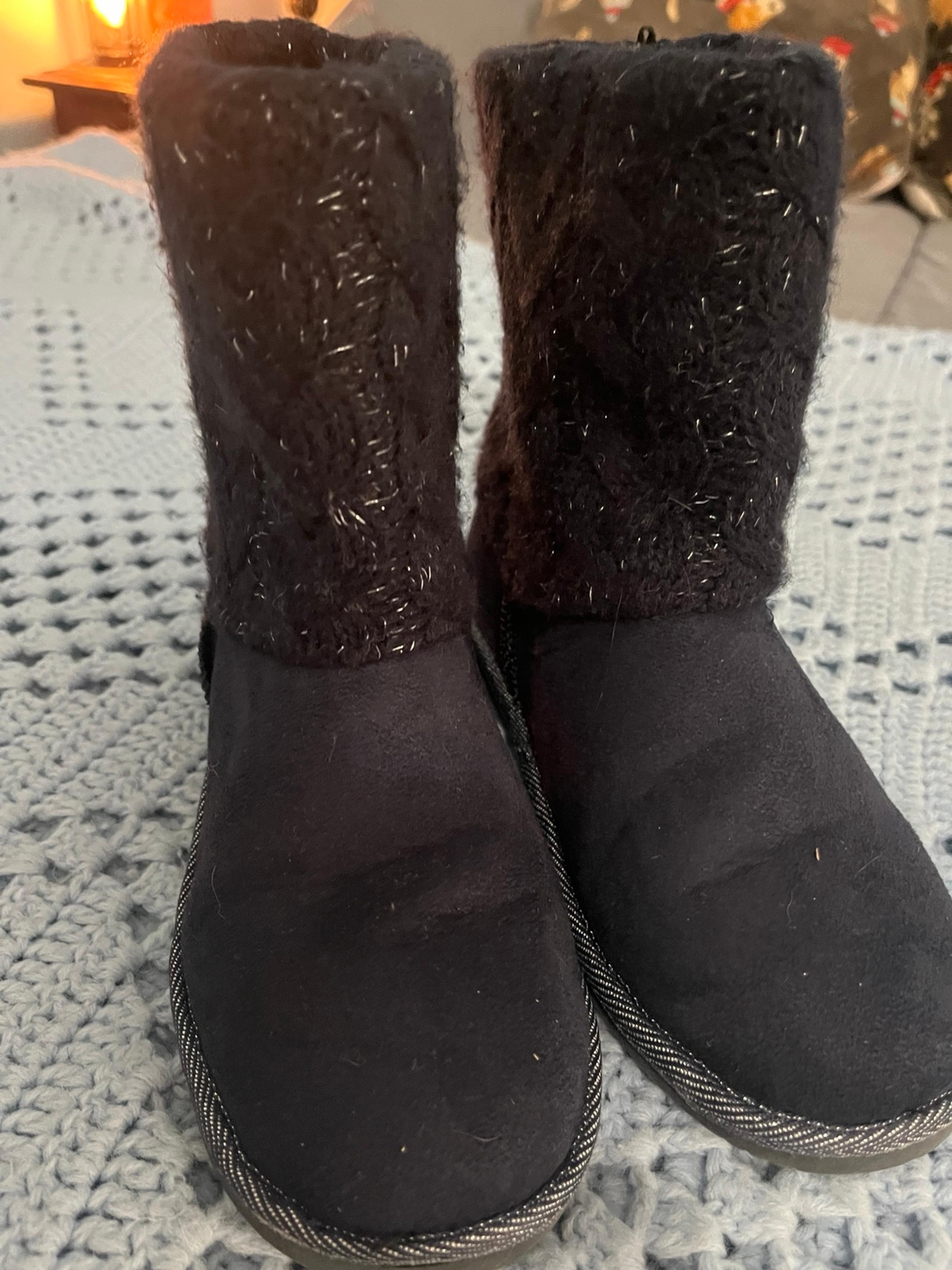 Girls boots, navy size 2