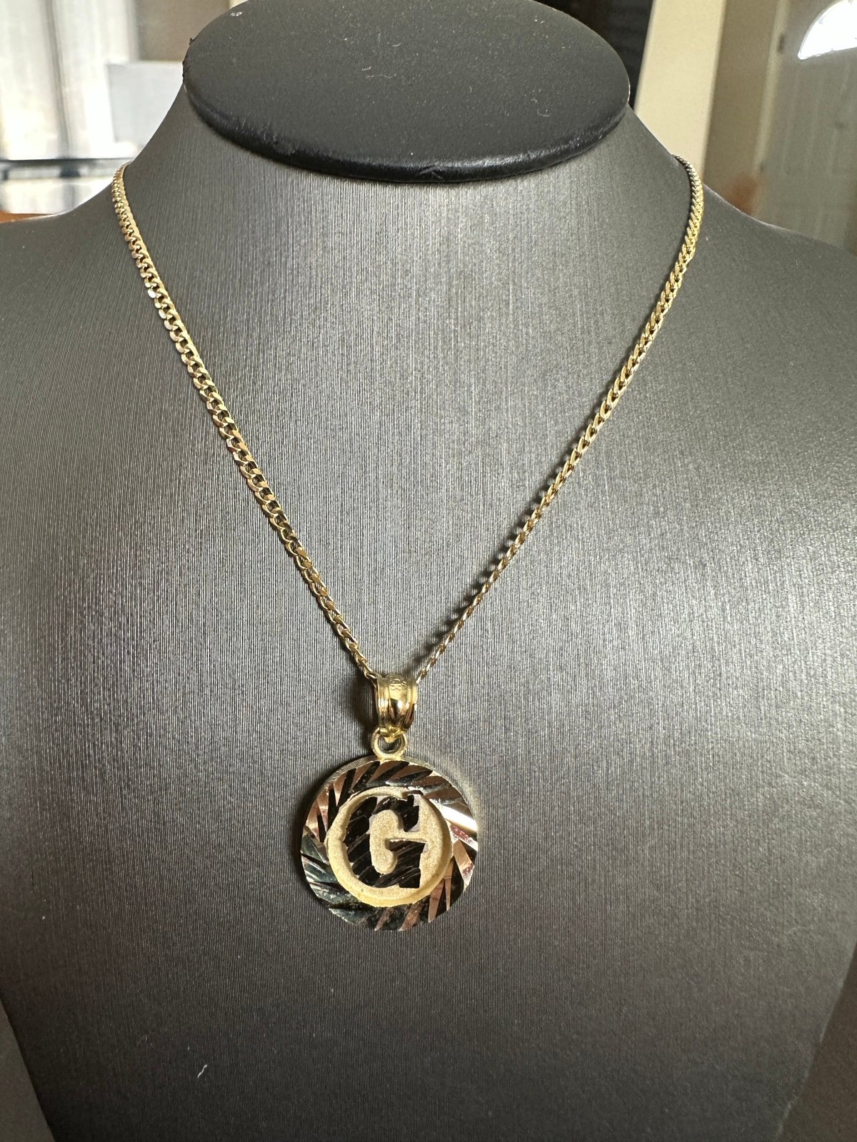 10k yellow gold round initial g pendant necklace 18”