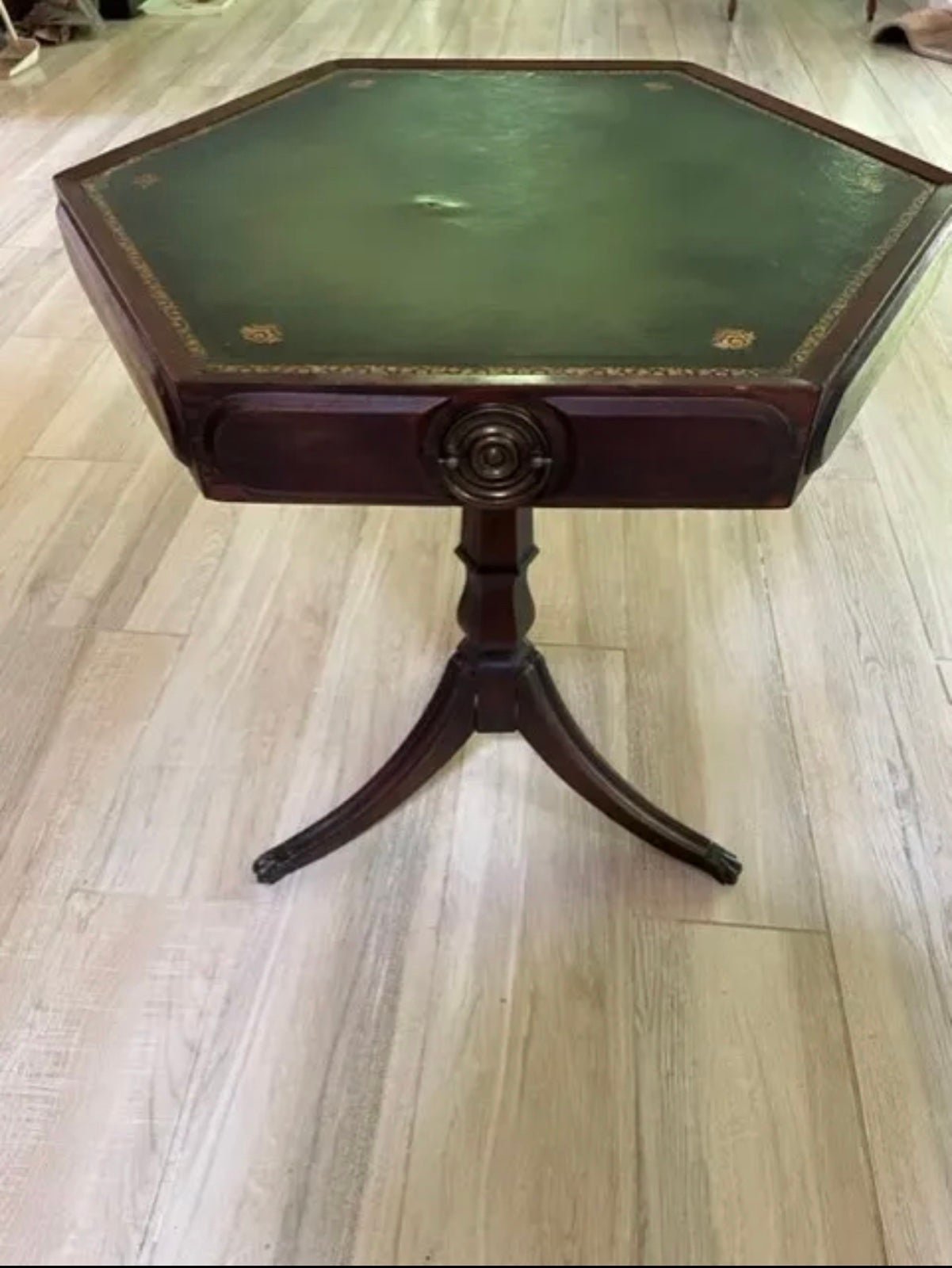 Beautiful Antique Vintage Mahogany Green Leather Top Coffe Tea Table Tripod Base