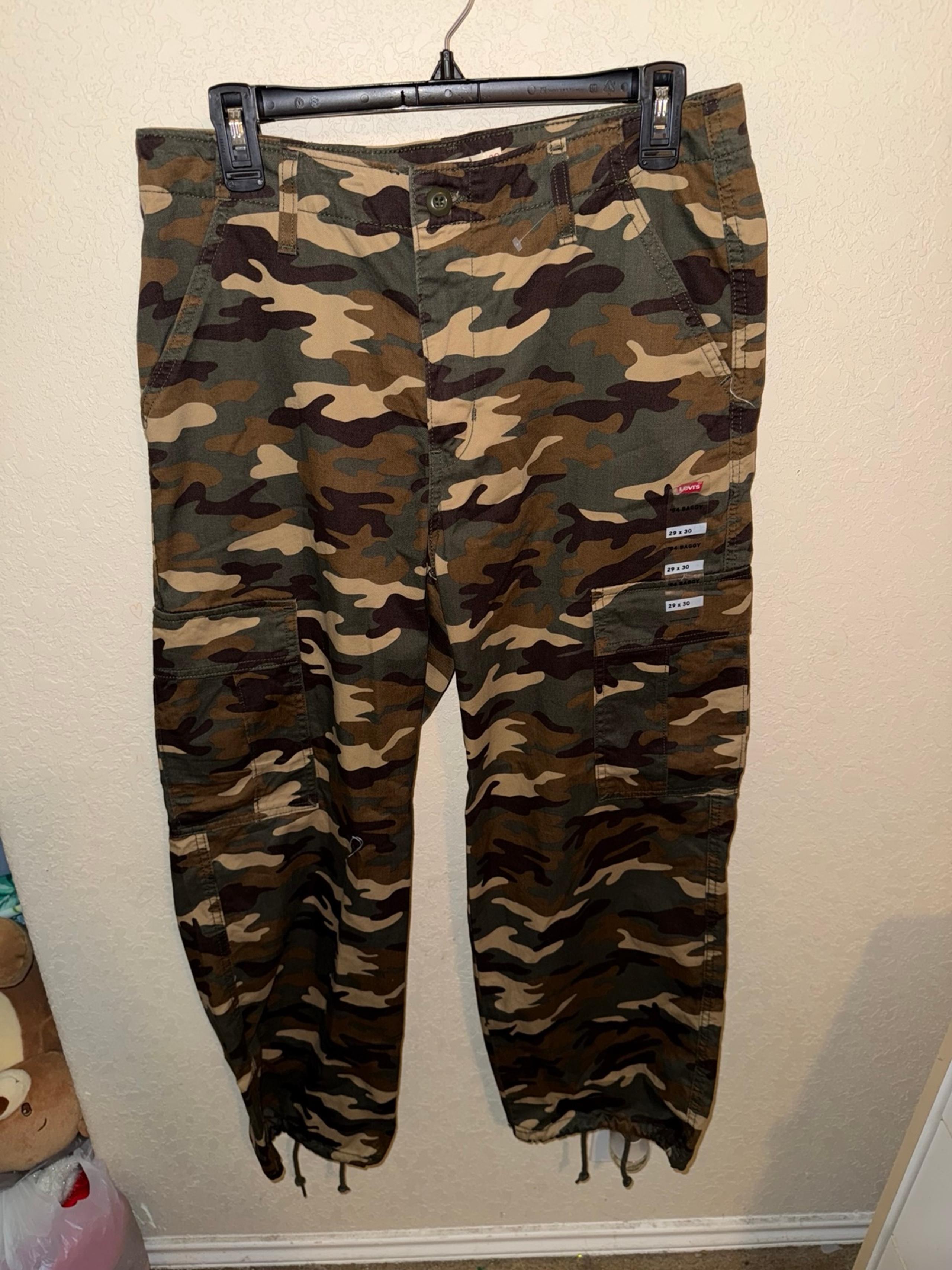 Women’s Levi’s cargo pants