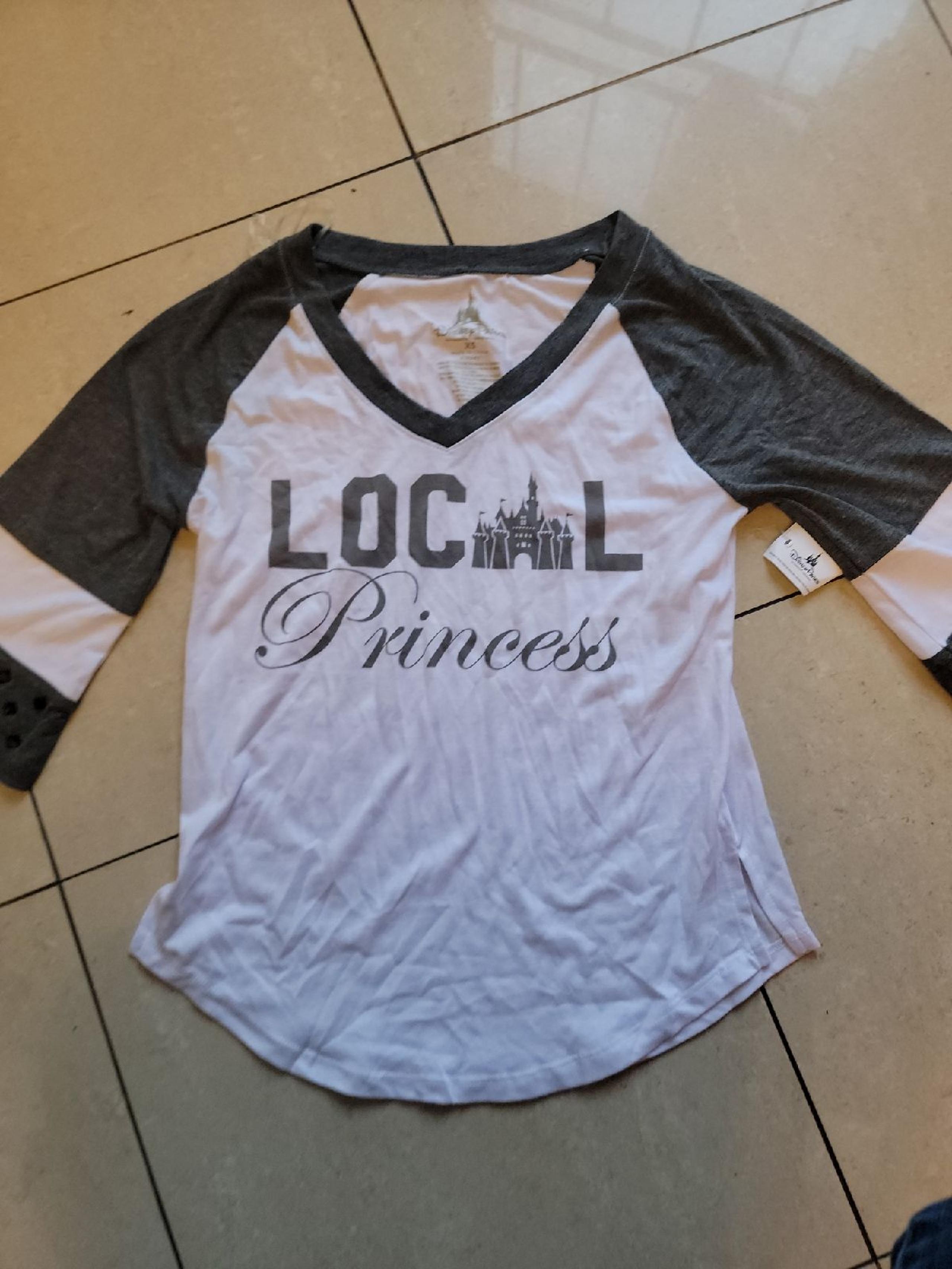 Disneyland Park local princess gray and white baseball xs shirt Castle