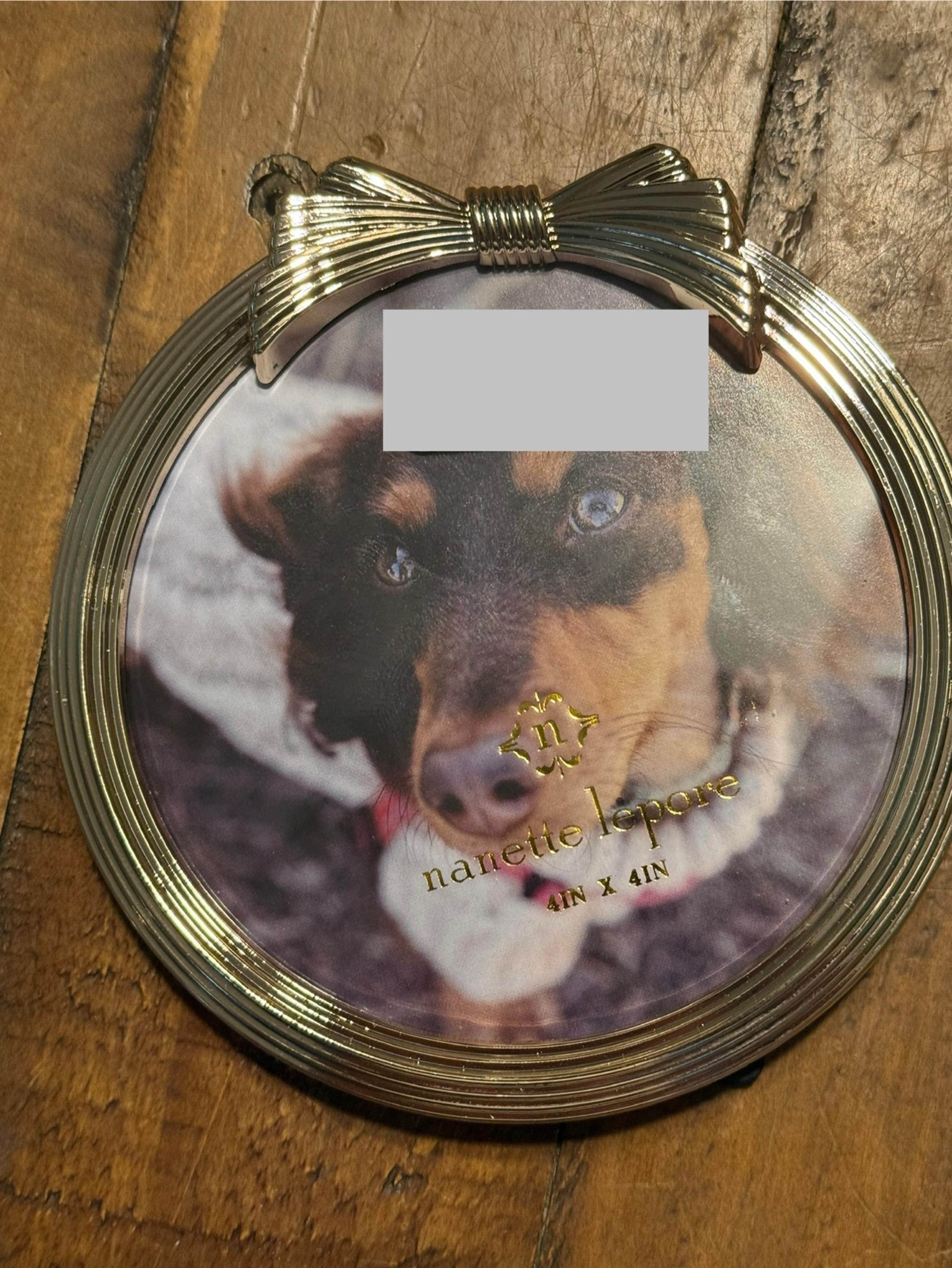 NANETTE LEPORE ROUND GOLD 4x4 PICTURE FRAME WITH BOW