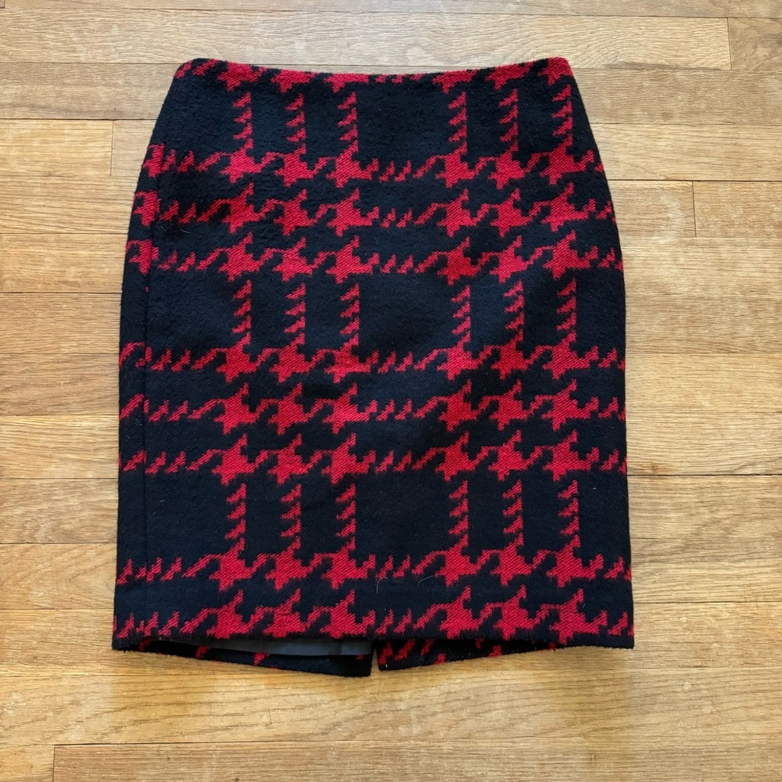 Talbots wool blend black red houndstooth knee length pencil skirt size 6P  b16