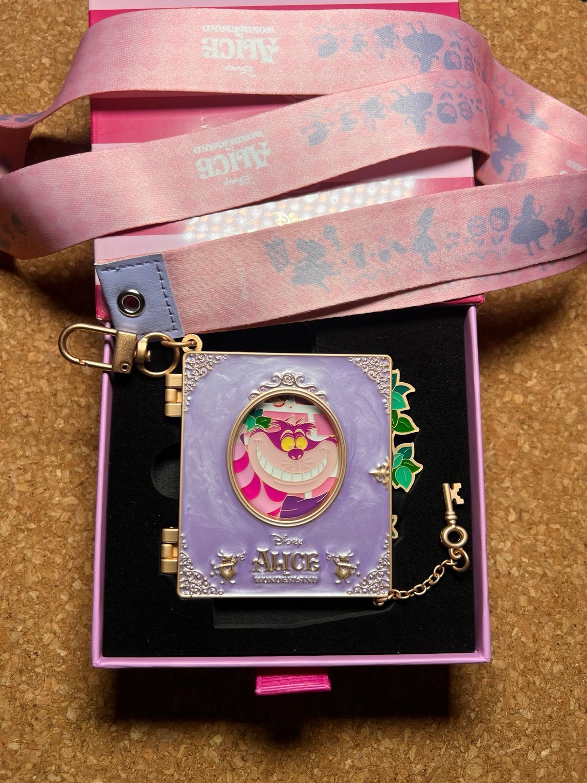 Disney Shanghai Alice in Wonderland Cheshire Metal Keychain Lanyard