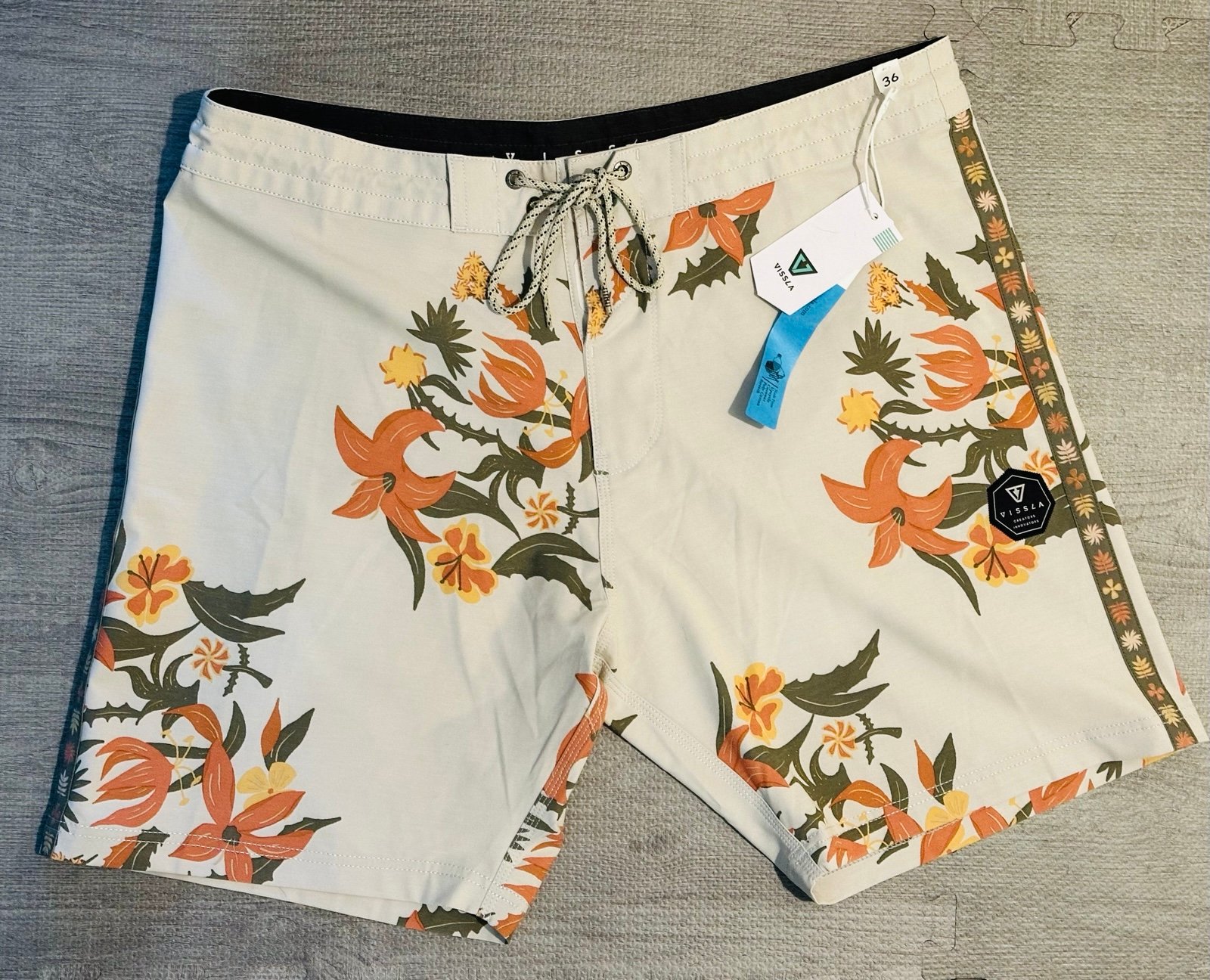 VISSLA HIBISCUS HAZE 17.5” men’s Board shorts floral design size 36 NWT