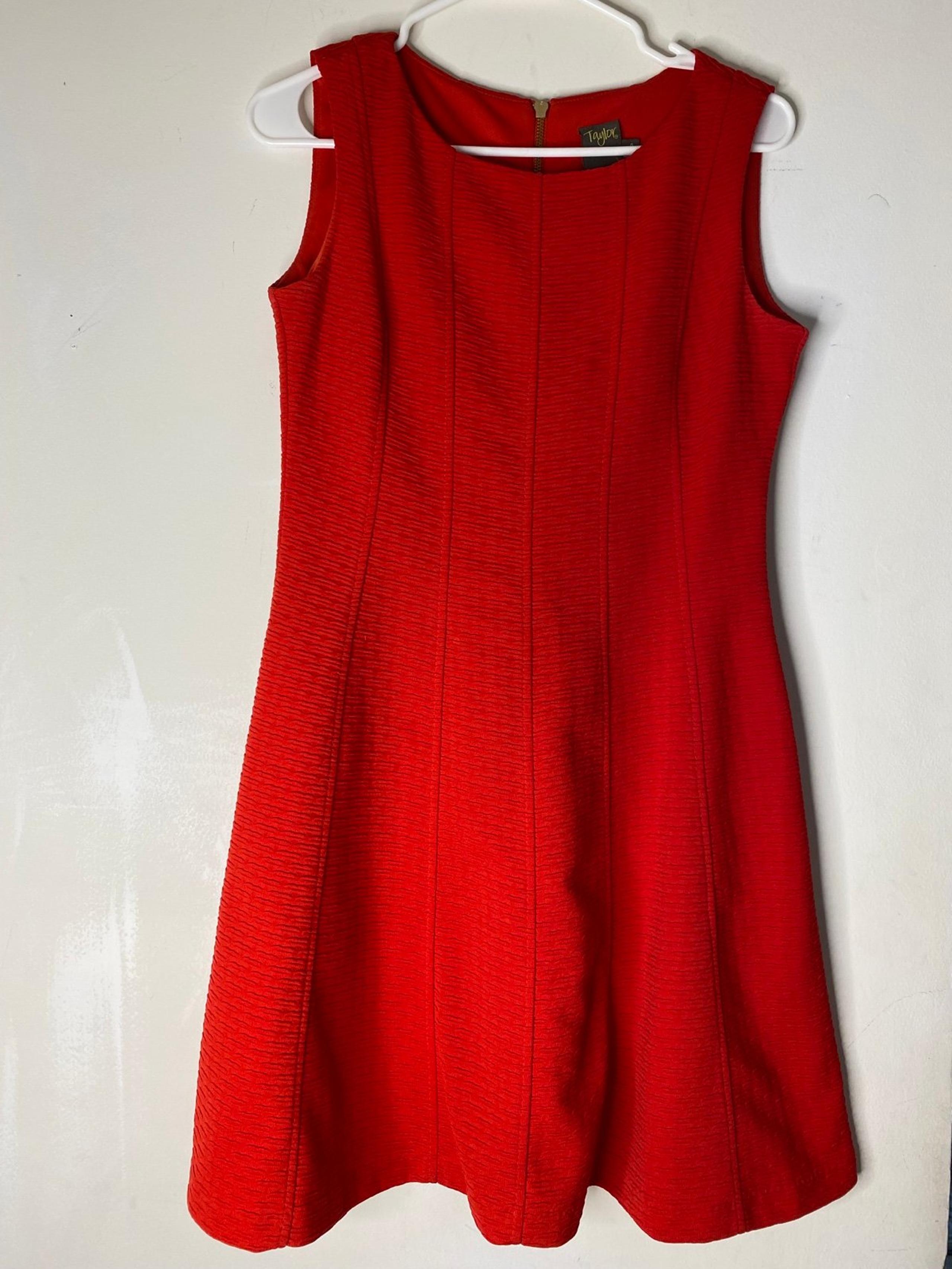 Taylor Pretty Red Textured Knee Length Dress 3/4 Sleeve. Gold Zipper Size:4