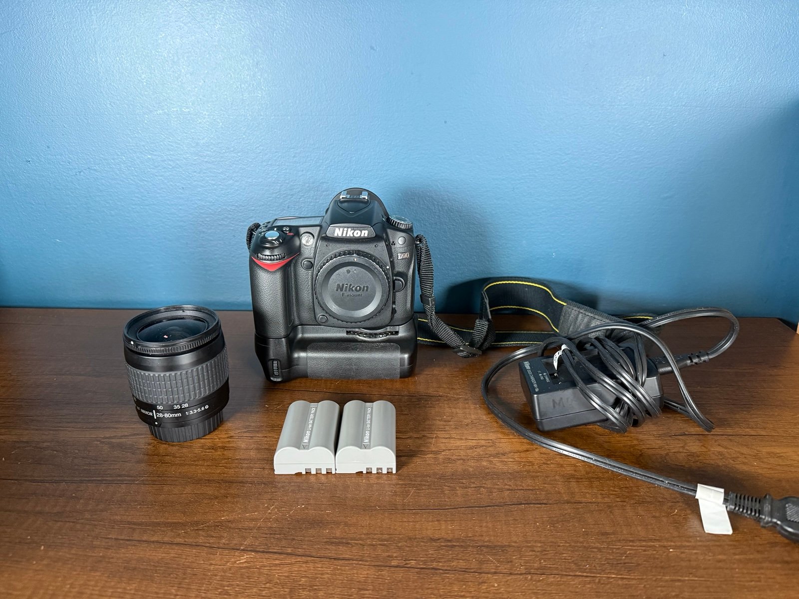 Nikon D90 12.3 MP Digital SLR Camera Black Body Battery Charger Lens Lot