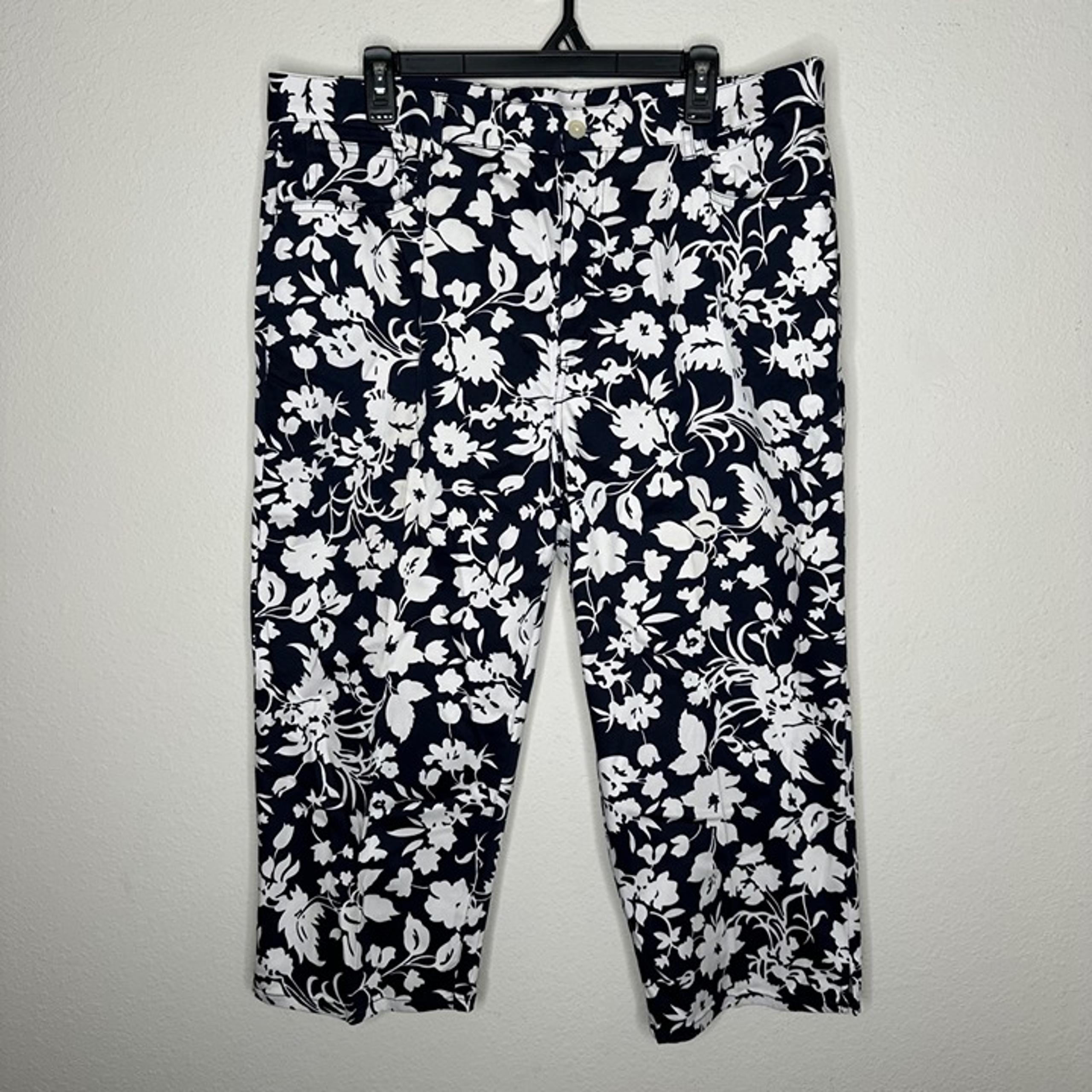 Chaps Floral White and Navy Capri Pants 5 pocket design Sz 16