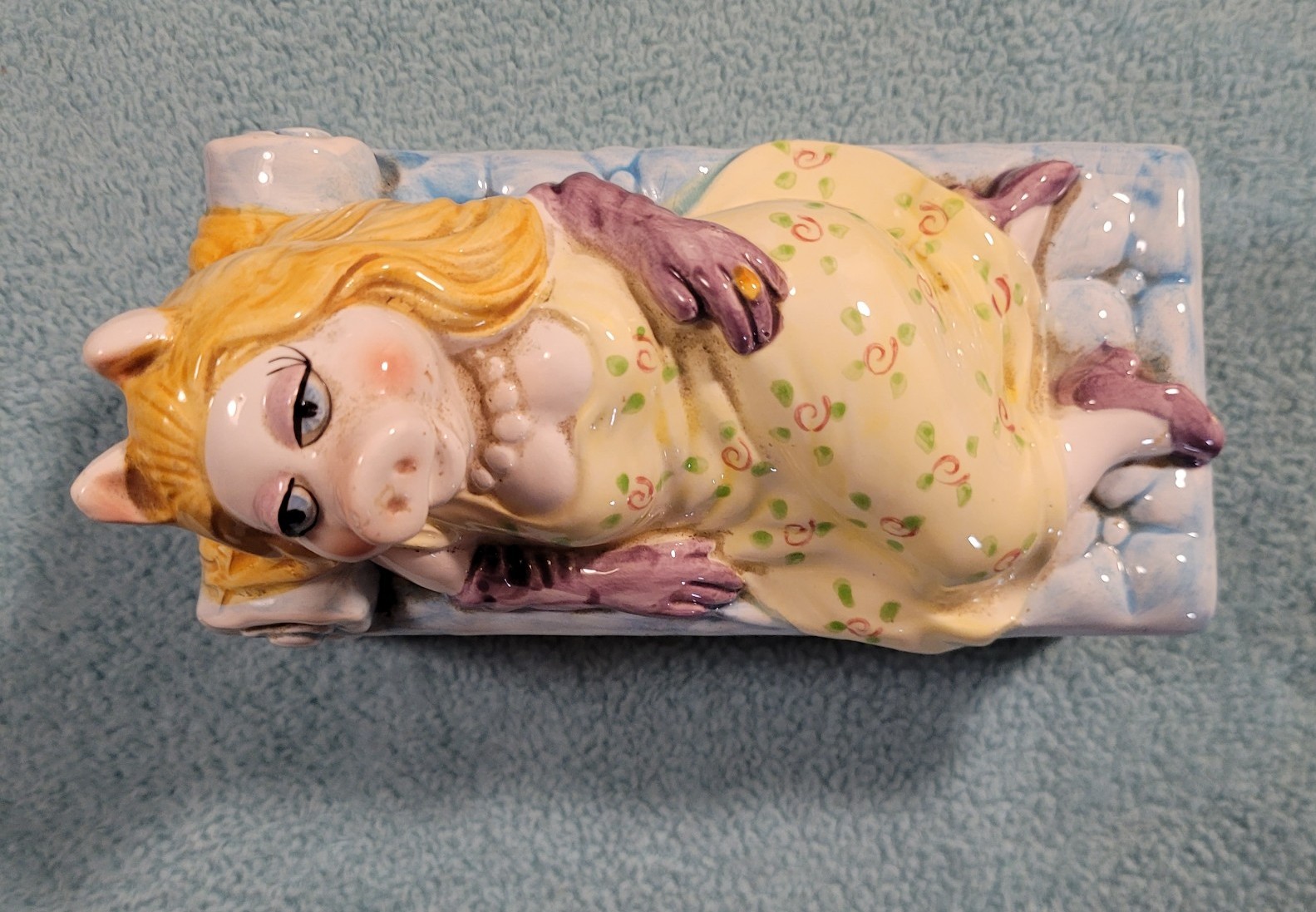 Jewelry box Miss Piggy on a chaise lounge multicolor handpainted ceramic vintage