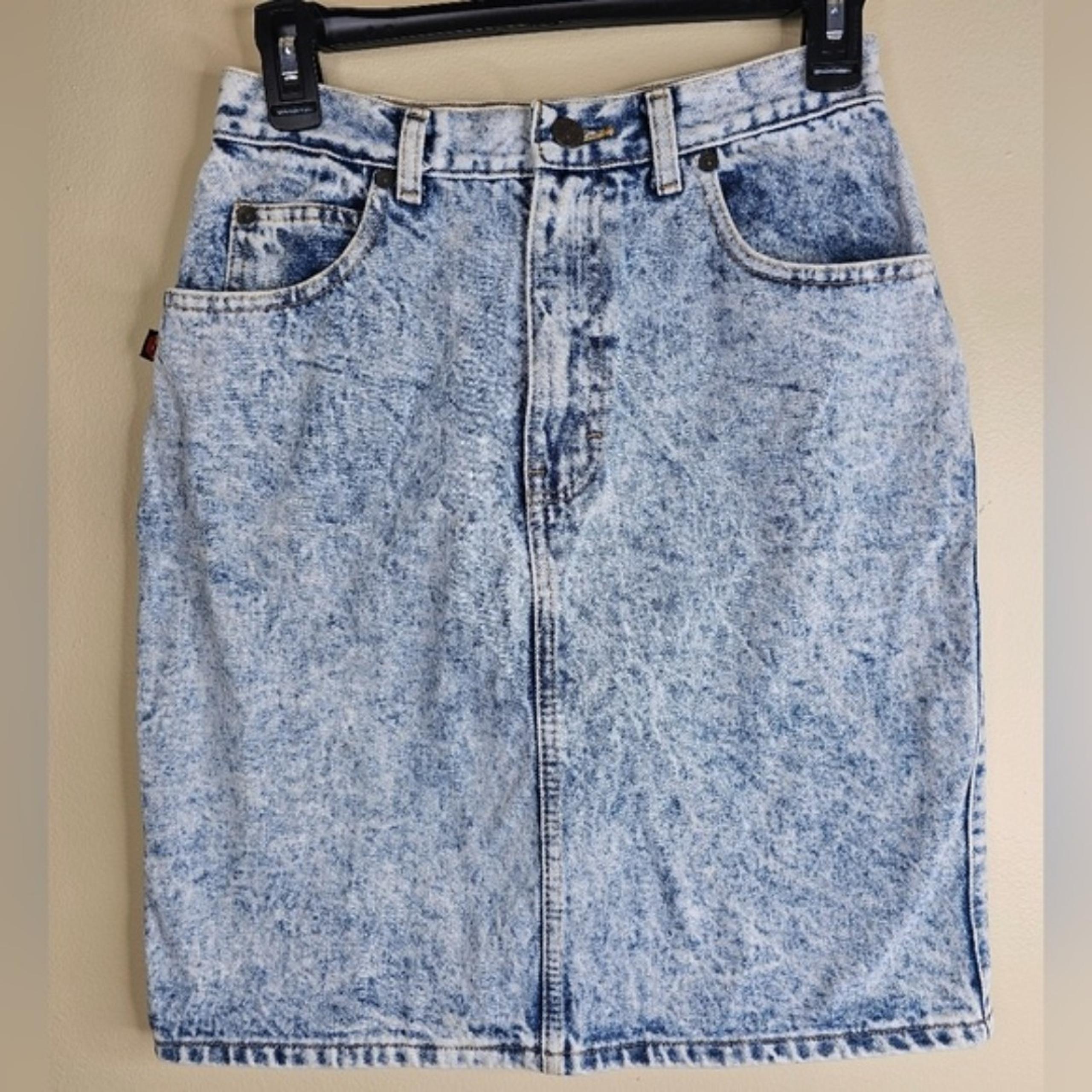 Sasson vintage acid wash jean skirt with bow size 9 runs small closer to 6