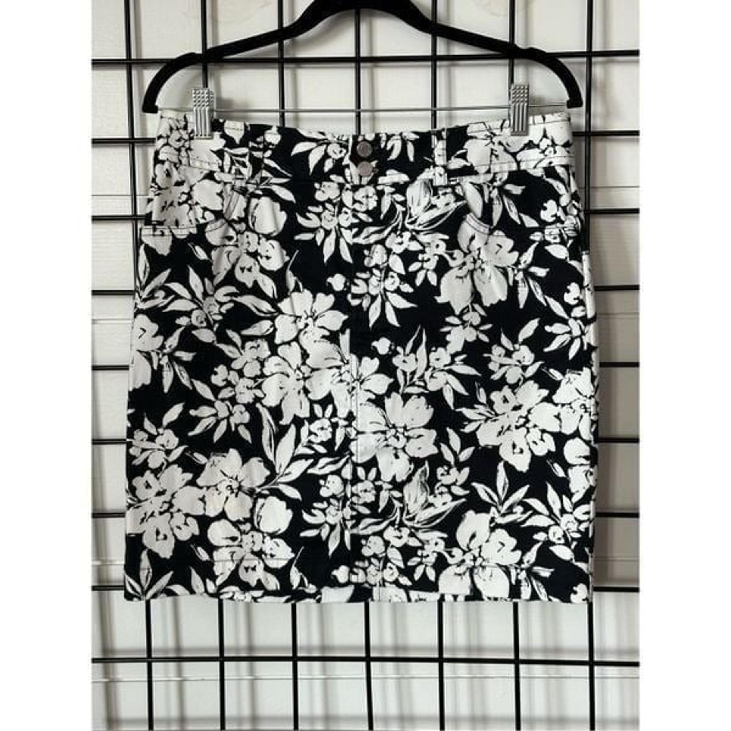 Chaps size 8 mini skirt black and white floral print