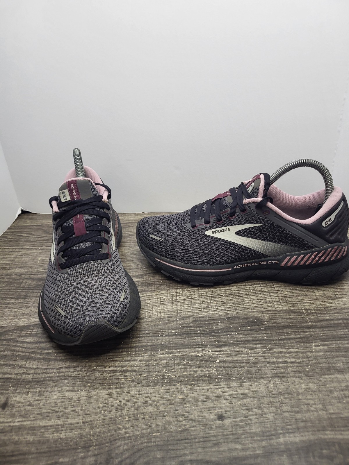 Brooks Womens Adrenaline GTS 22 1203531B015 Gray Running Shoes Sneakers Size 7.5