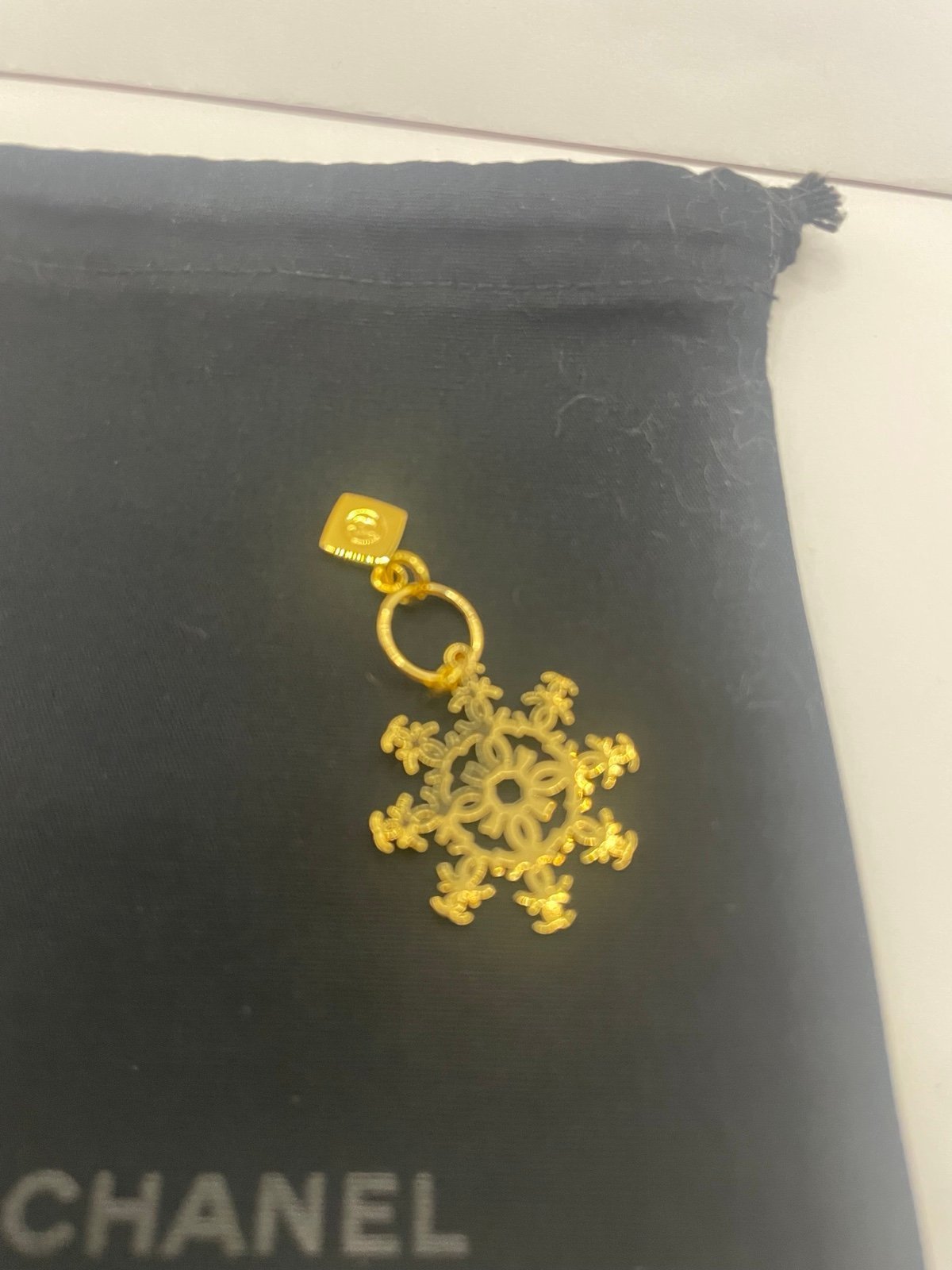 Chan..el Charm Golden Snowflake Holiday Collection 2024