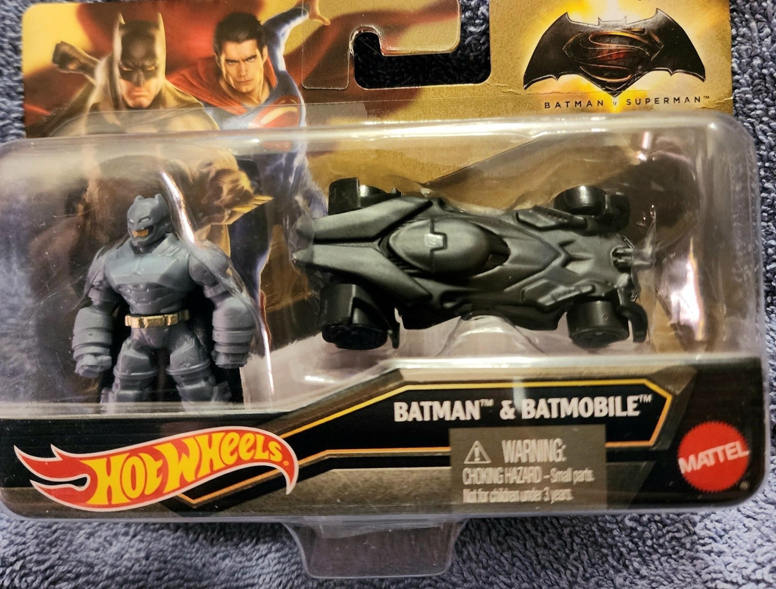 Hot Wheels ~Batman & Batmobile~ Batman vs Superman ~ Mini Figure ~ Die Cast