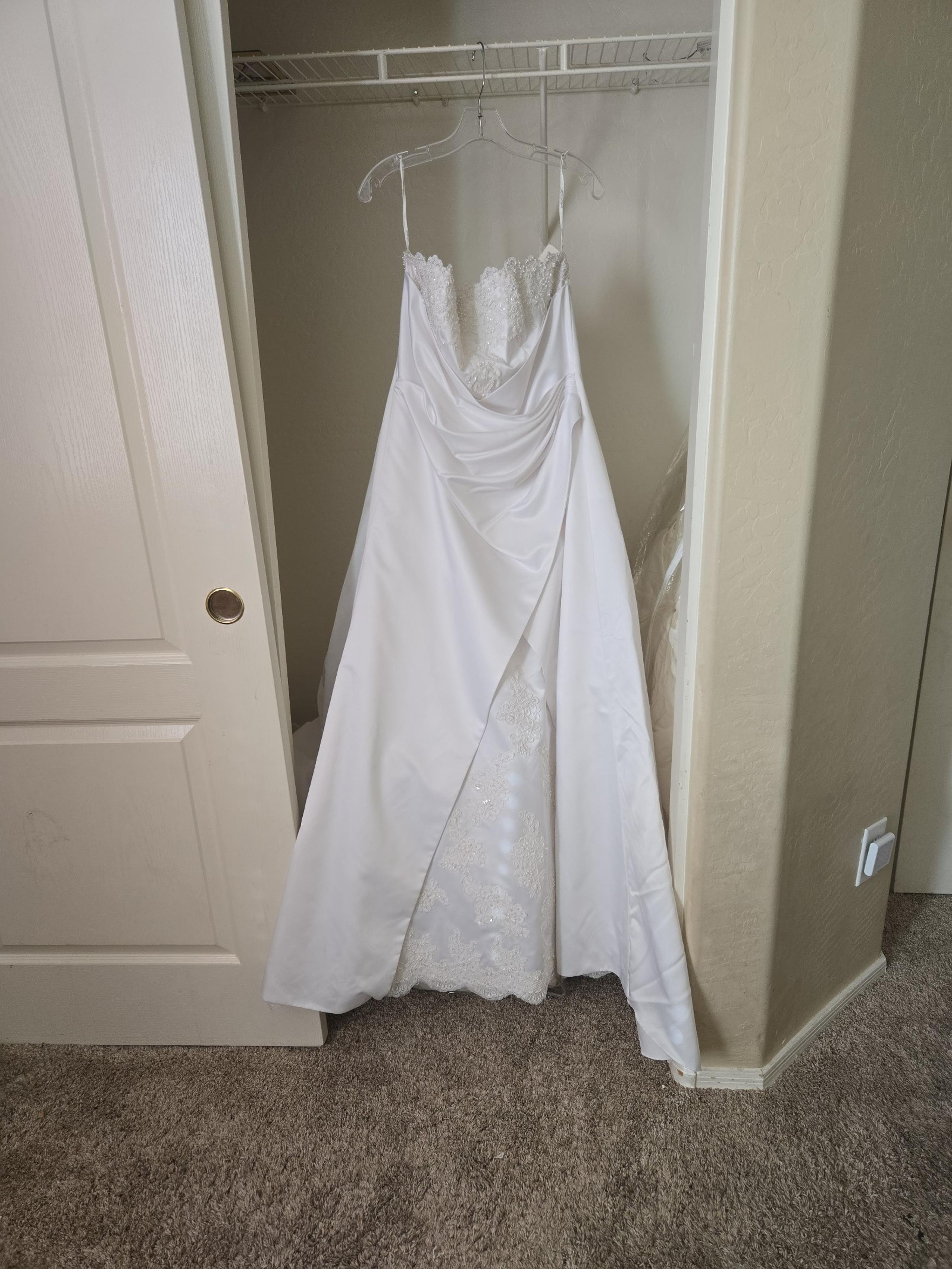 Stunning white Michael Angelo wedding dress, in a size 14.