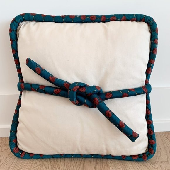 Square pillow with tied piping