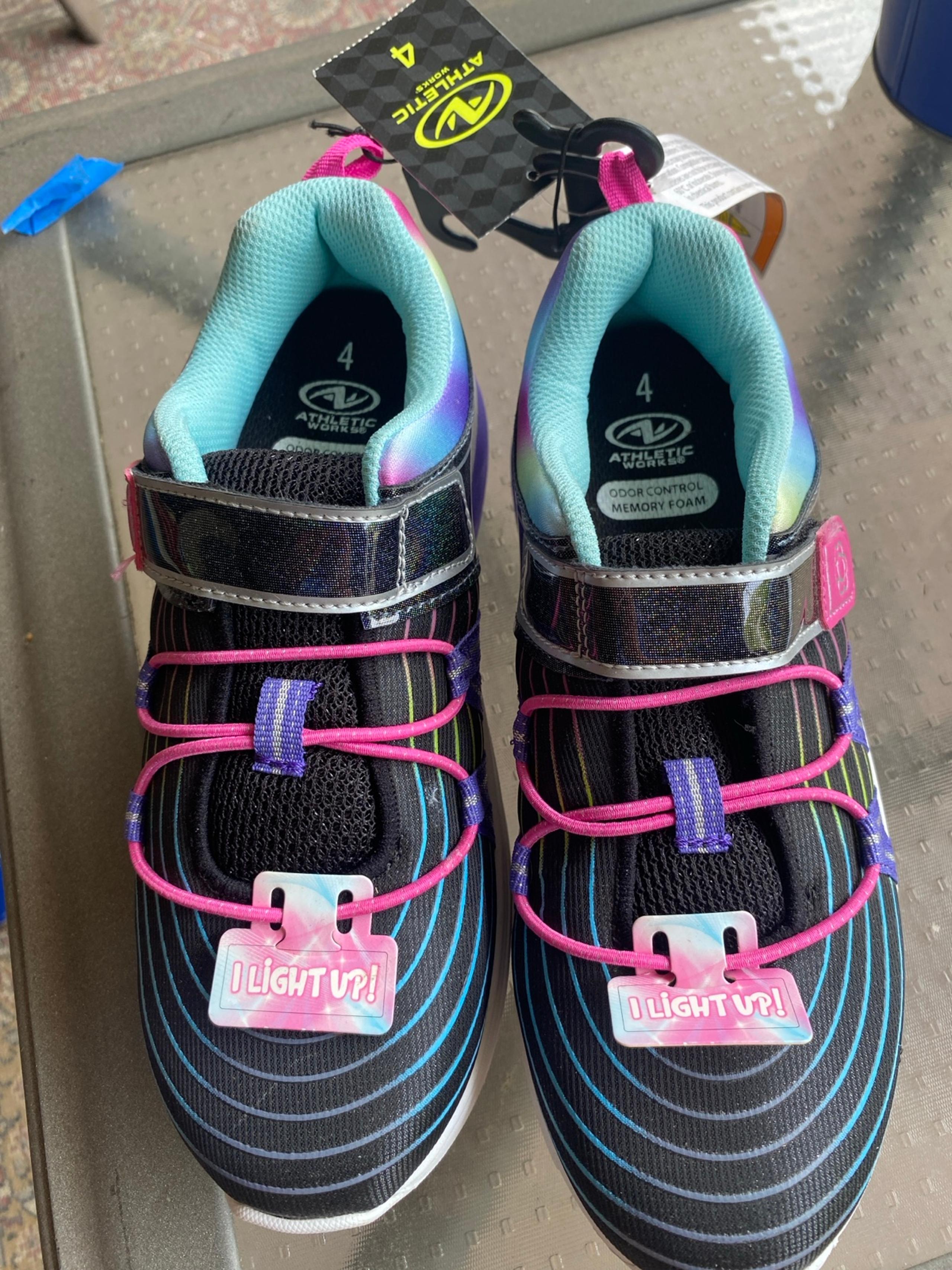 NEW - Girls Light Up Athletic Tennis Shoes Size 4