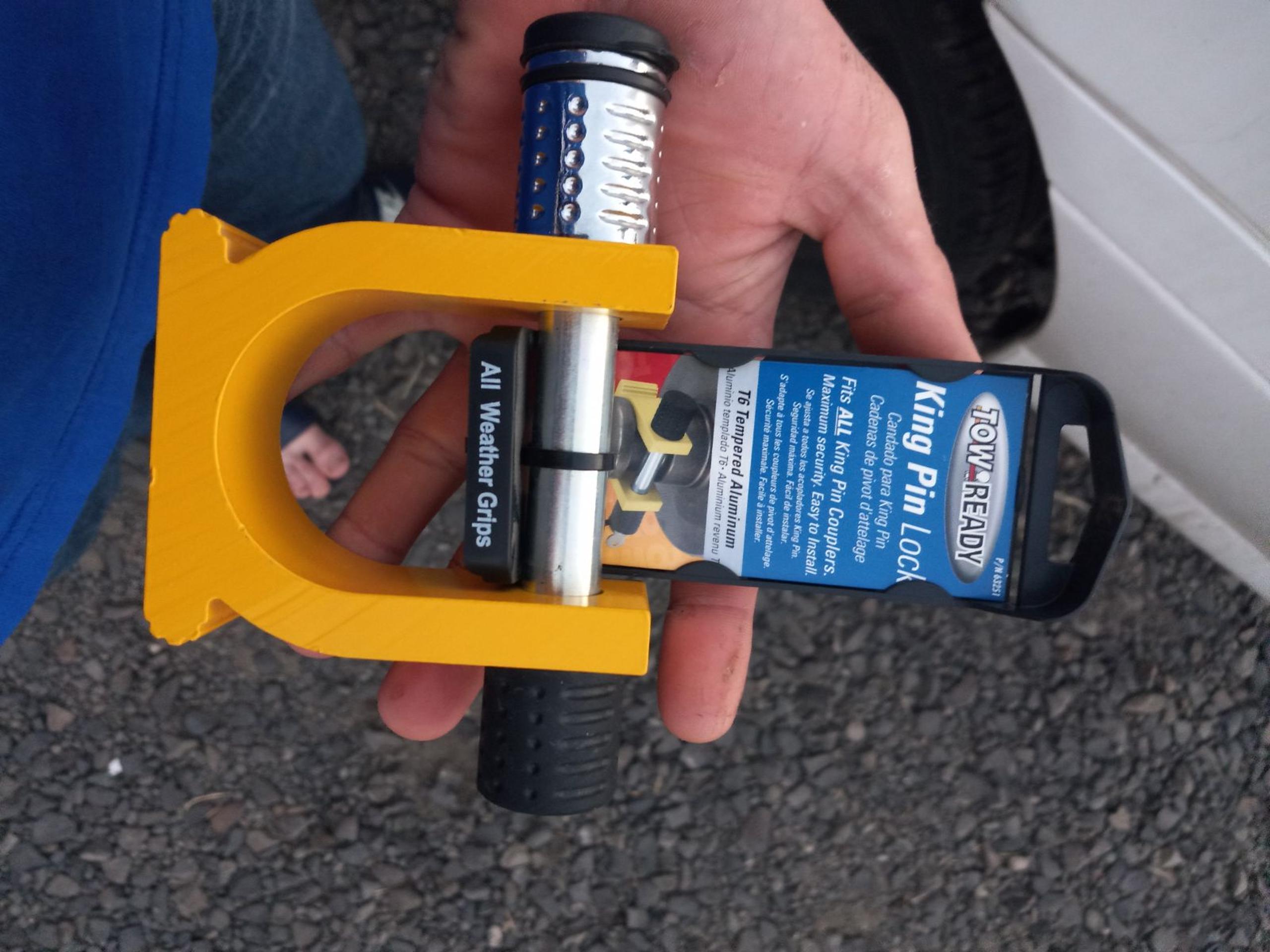 Kingpin hitch lock