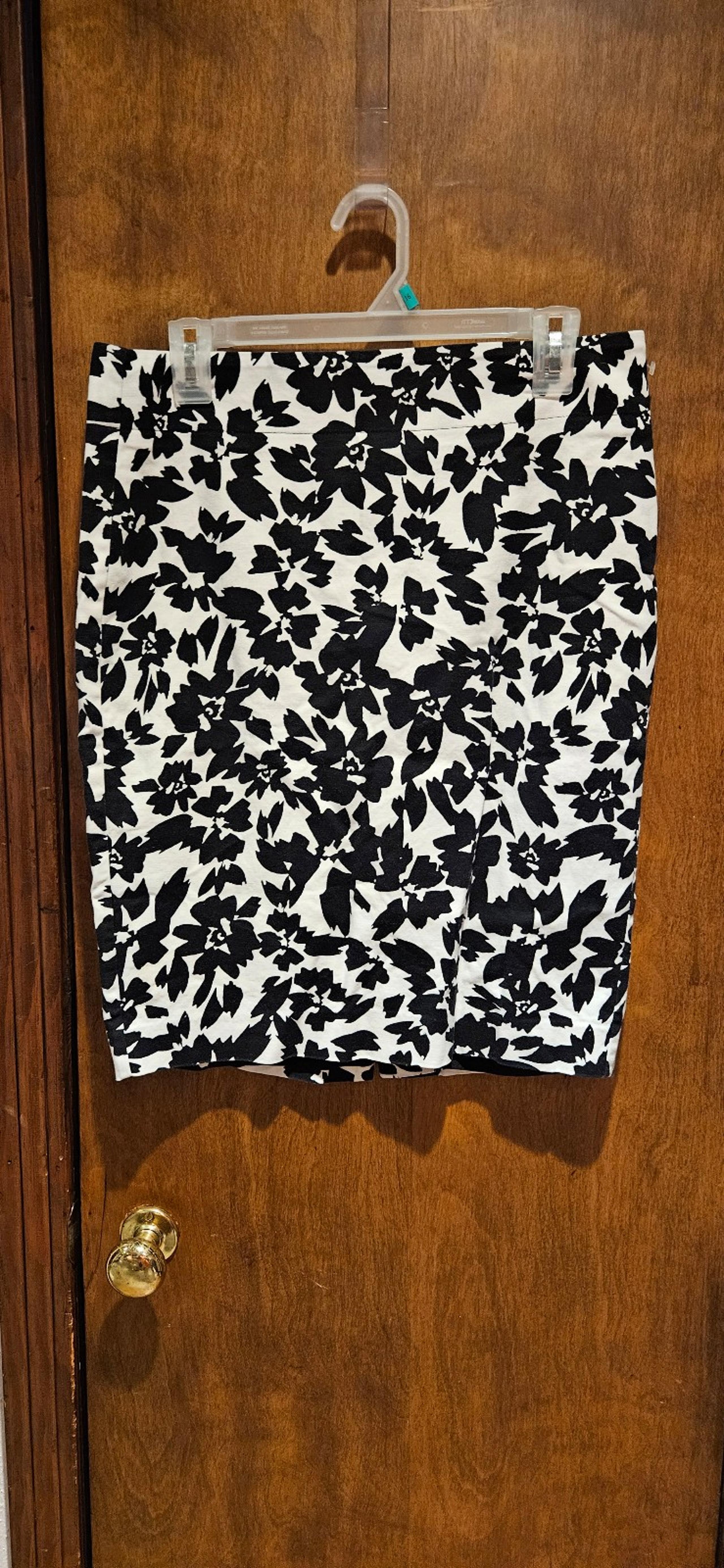 Ann Taylor Loft Womans Sz 6 Straight Pencil Skirt Black White Floral Zip