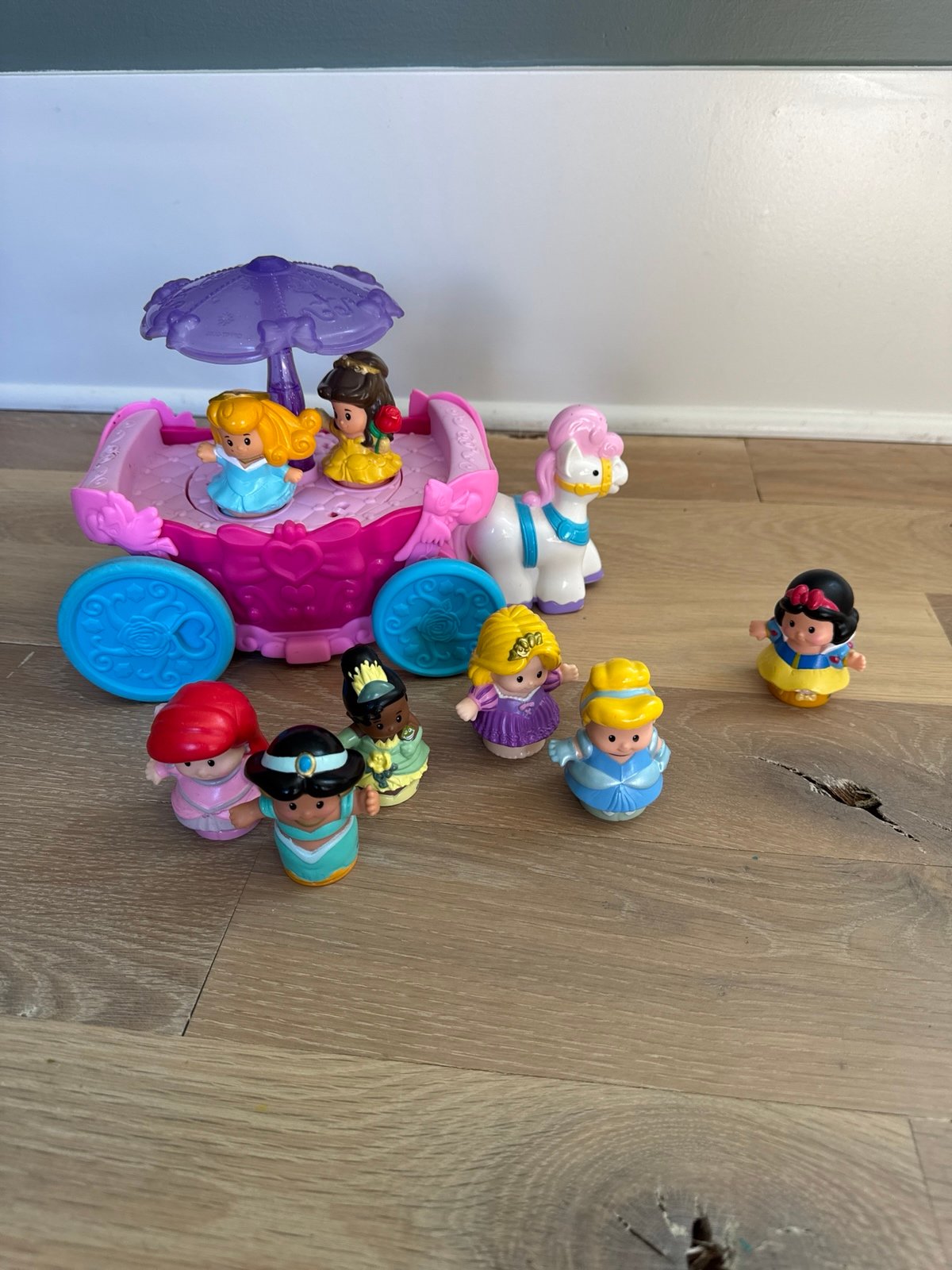 Little People Disney Princess Musical Coach Carriage & Bonus Princesses