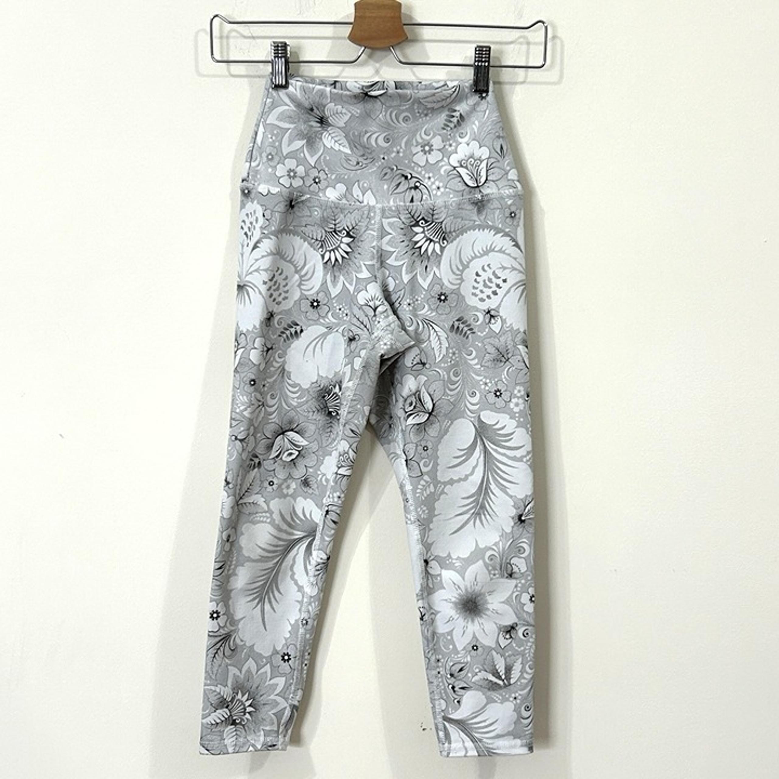 AND CREATION Capri Leggings Women S Gray Black White Floral Stretch - Evolution
