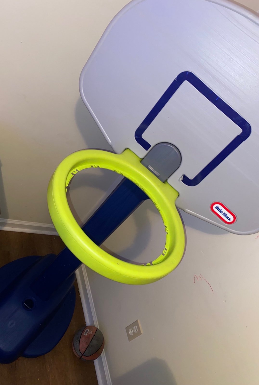 Little Tikes basketball goal