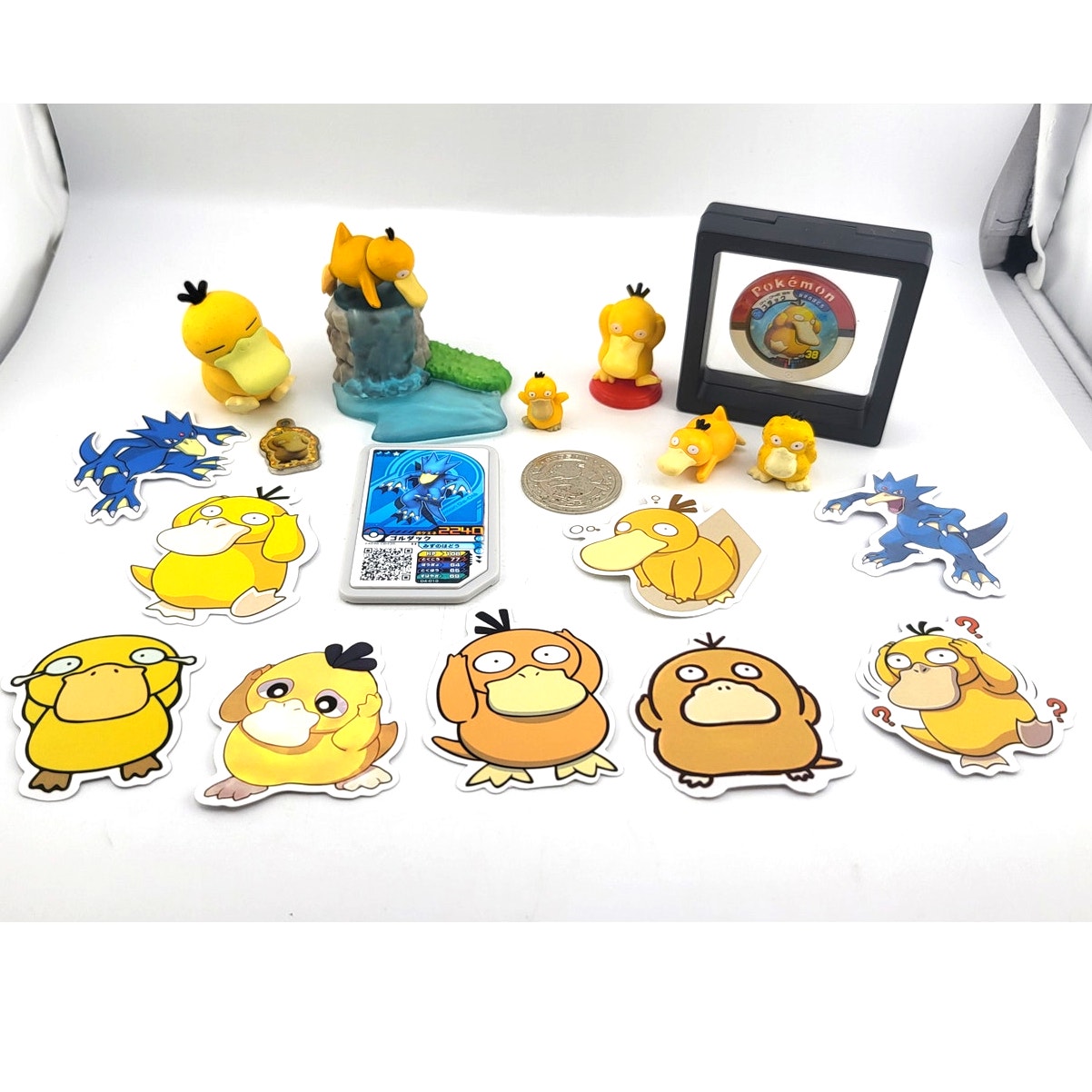 Psyduck Golduck lot ﻿Pokemon Bandai Tomy Battrio Battle Coin + FREE CASE!