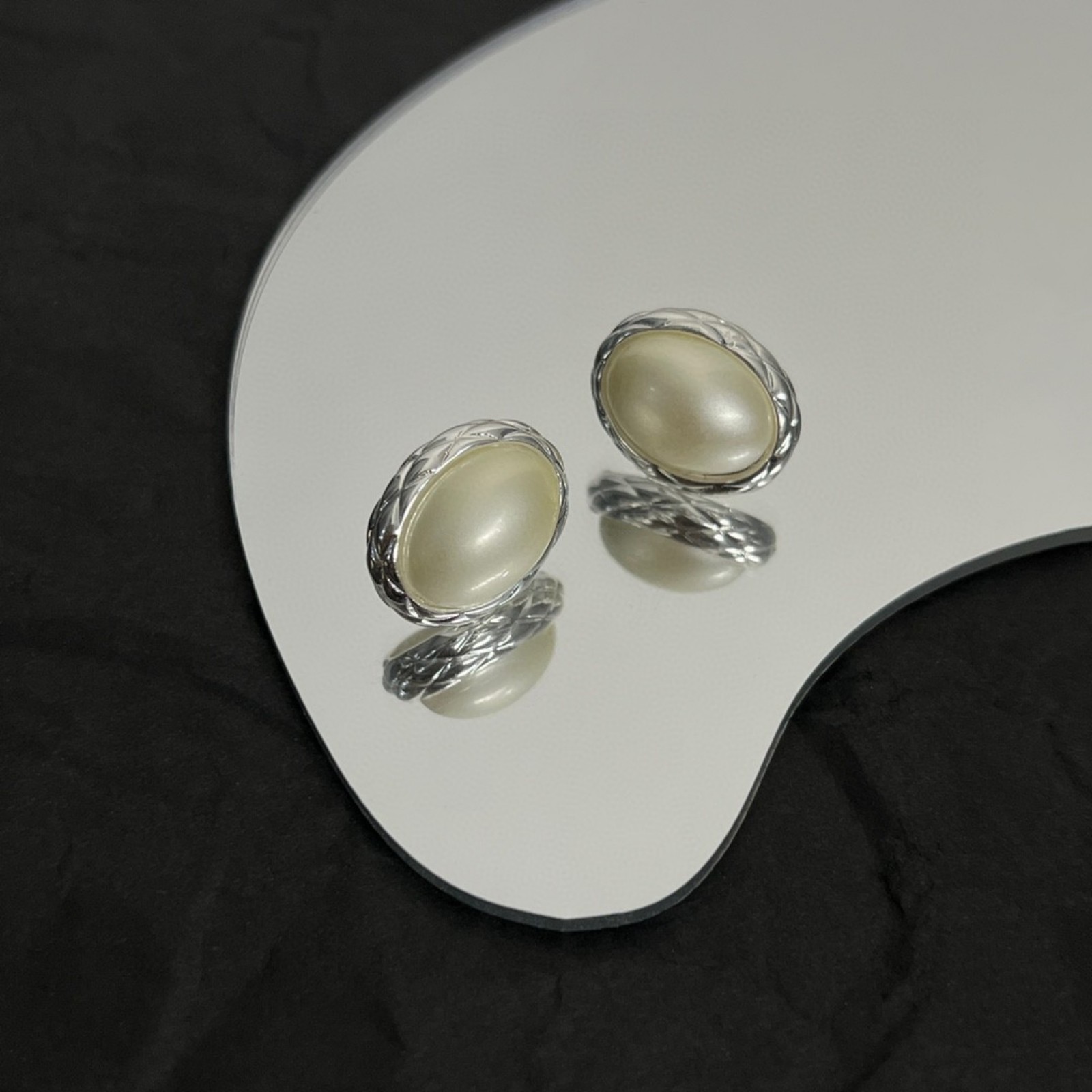 Pearl earring