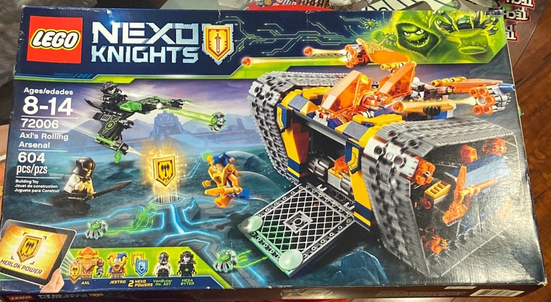 New Lego LEGO NEXO KNIGHTS Axl's Rolling Arsenal 72006 Building Kit (604 Piece)