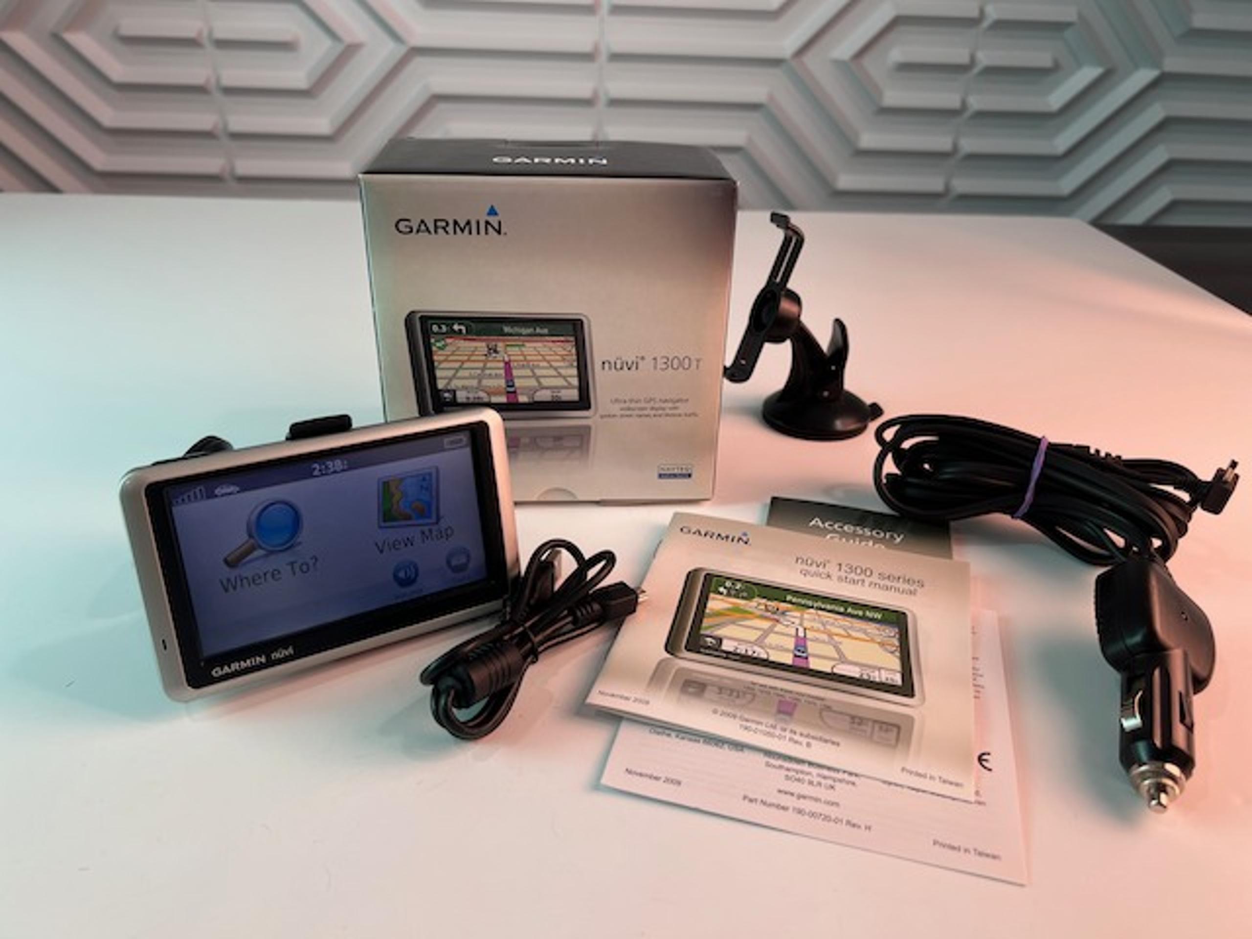 Garmin nuvi 1300T GPS Unit with Accessories “bundle” Automotive Mountable Tested