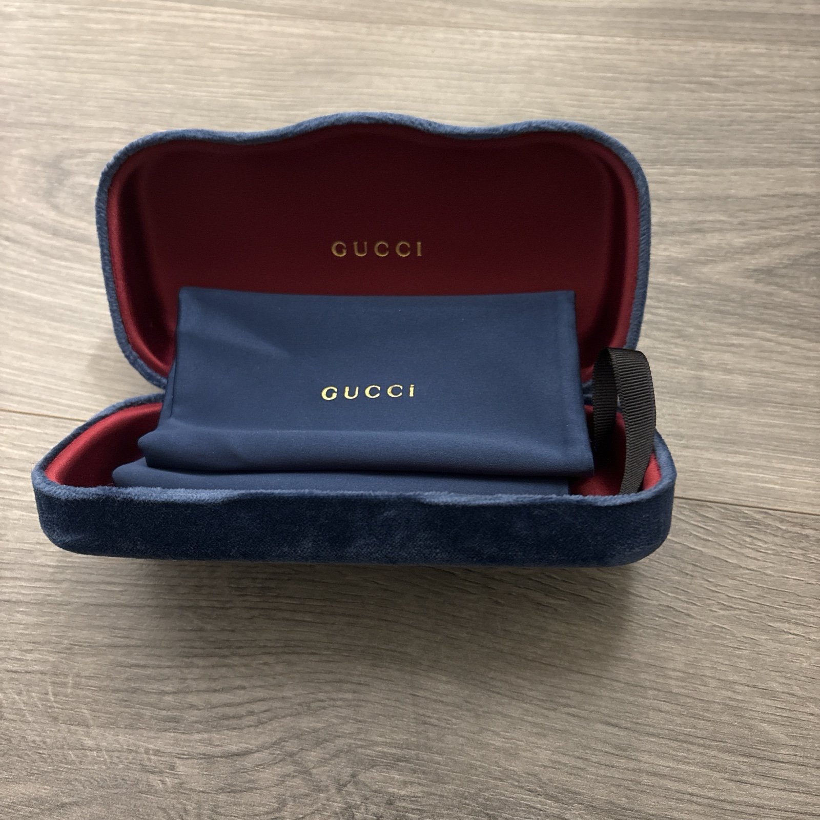 Gucci ,sunglass holder
