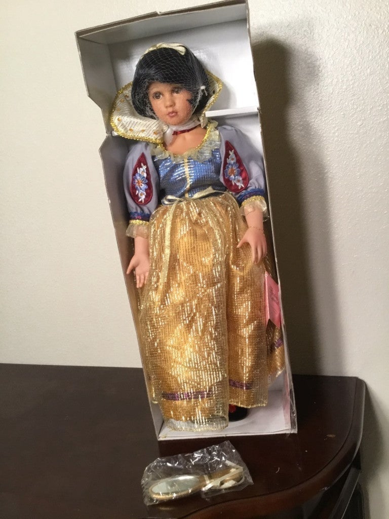 SNOW WHITE COLLECTIBLE DOLL
