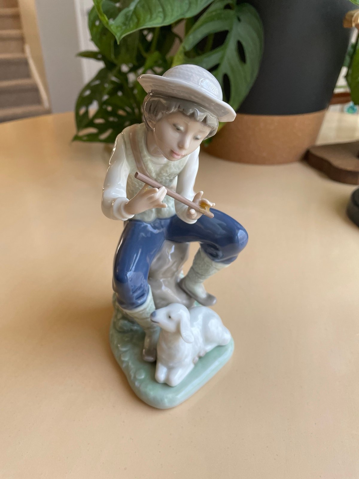 Lladro #555 boy with lamp Figurine