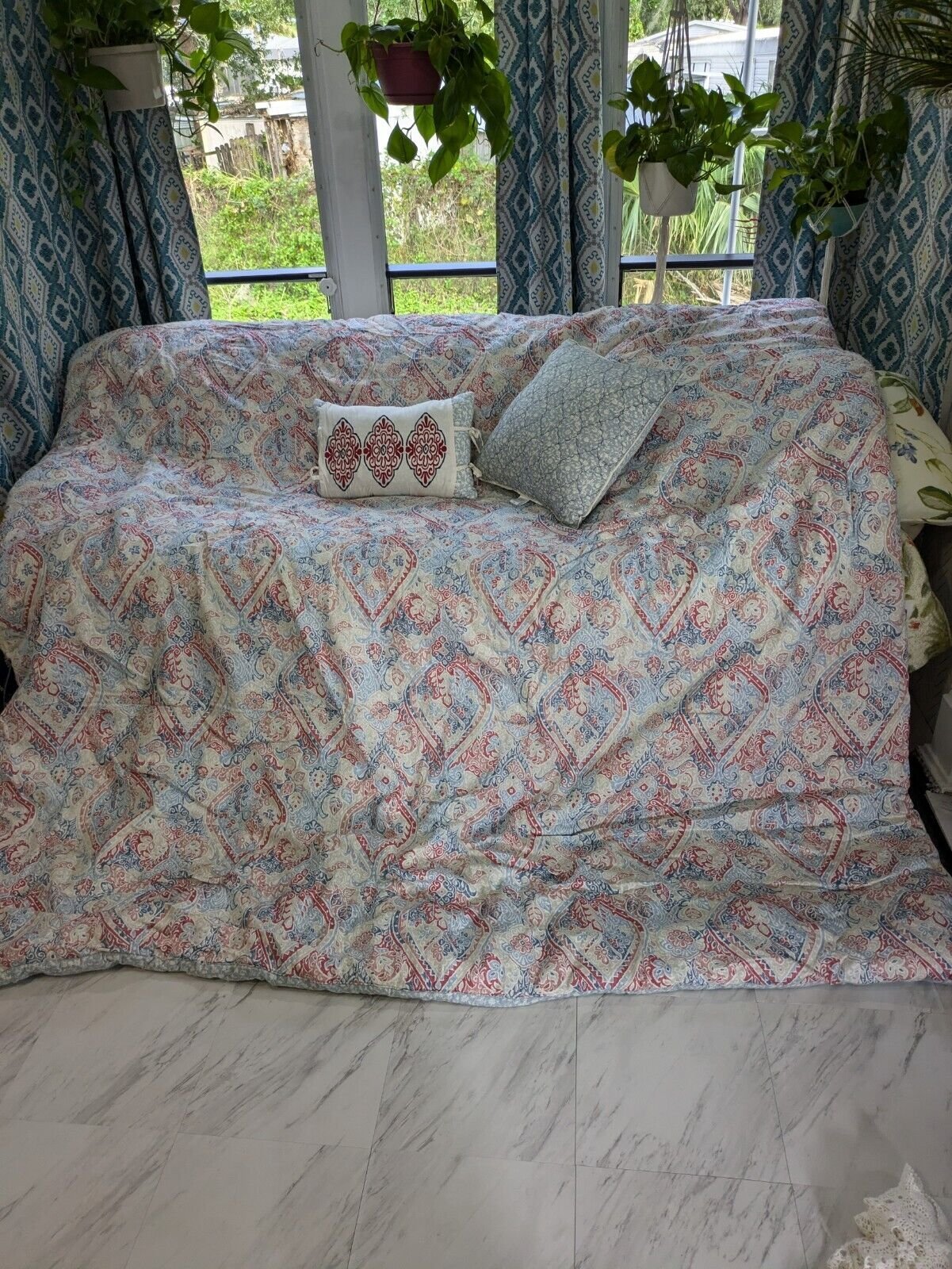 Croft And Barrow Full/Queen Size Red White Blue Medallion Comforter & pillows