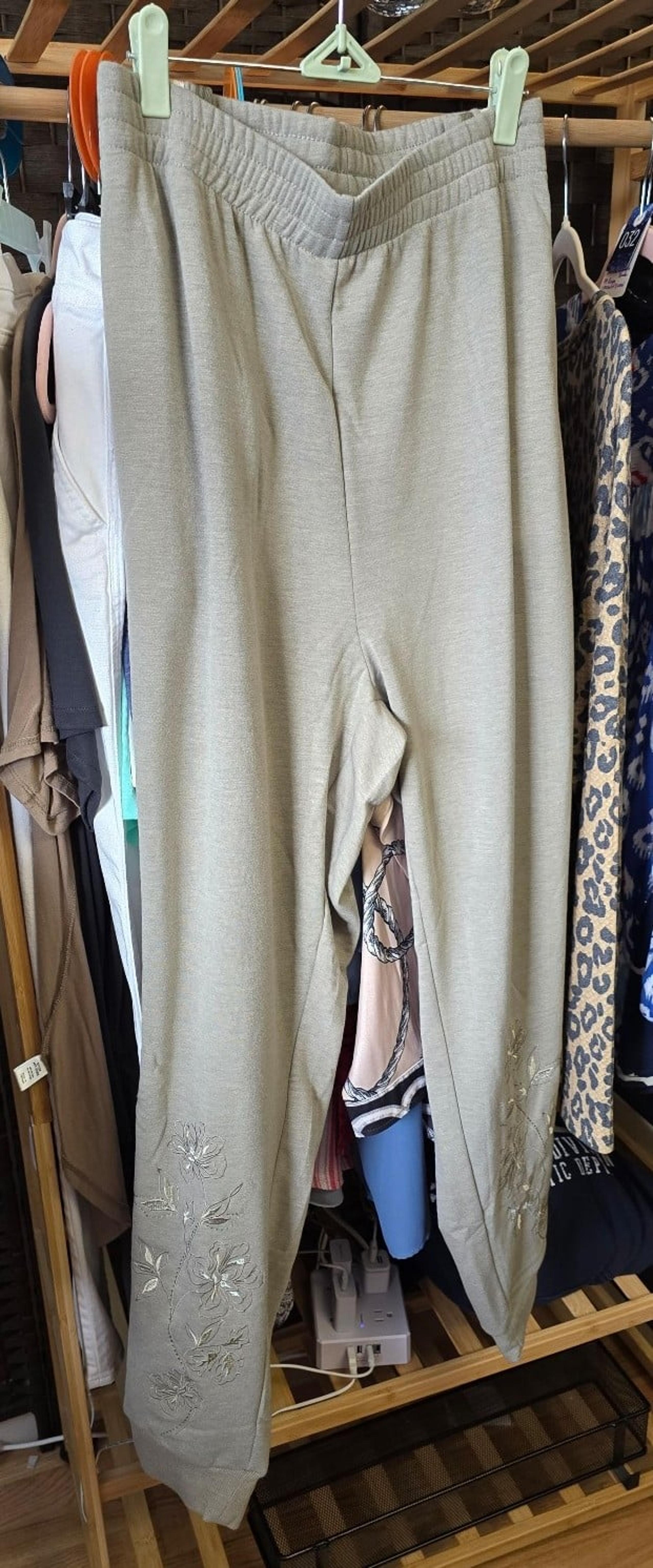1X+ NWT DG2 Sage Green Joggers w/Stripes & Floral Embroidery, Pockets, Soft!