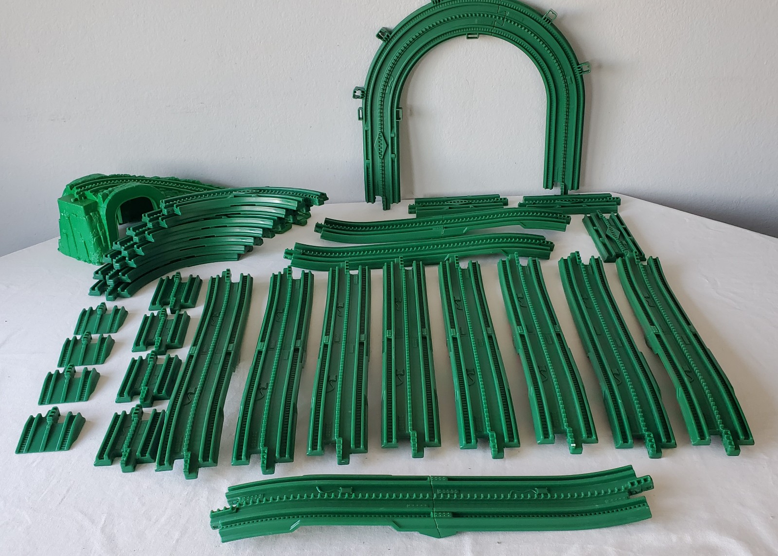 Fisher-Price GeoTrax Green Train Tracks Straights, Ends, Curves 32 pieces