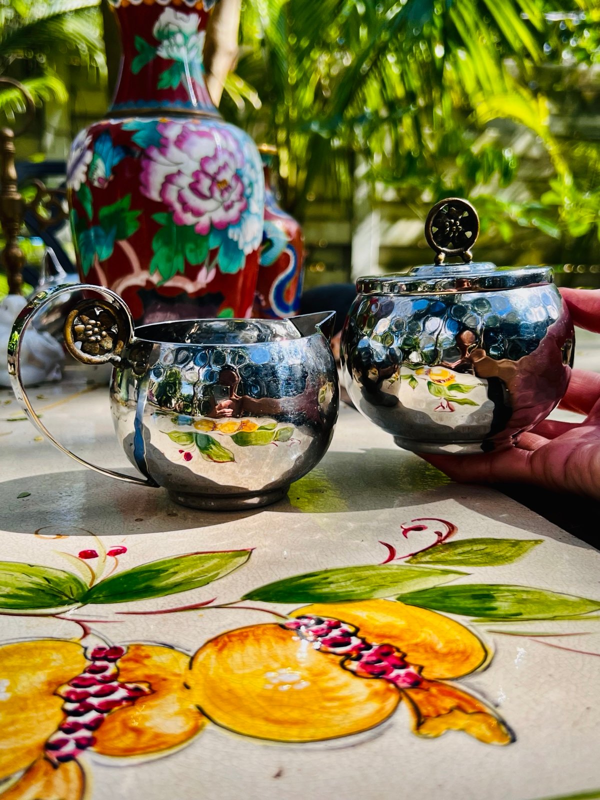 Gorgeous sugar bowl and creamer set in excellent condition