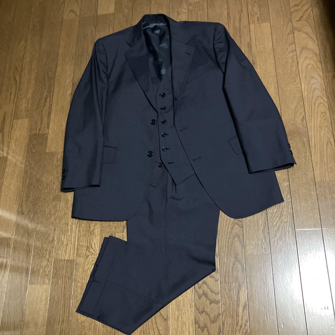 Order: Tailored 3-piece Ivy suit with hook vent, size B5 B6.