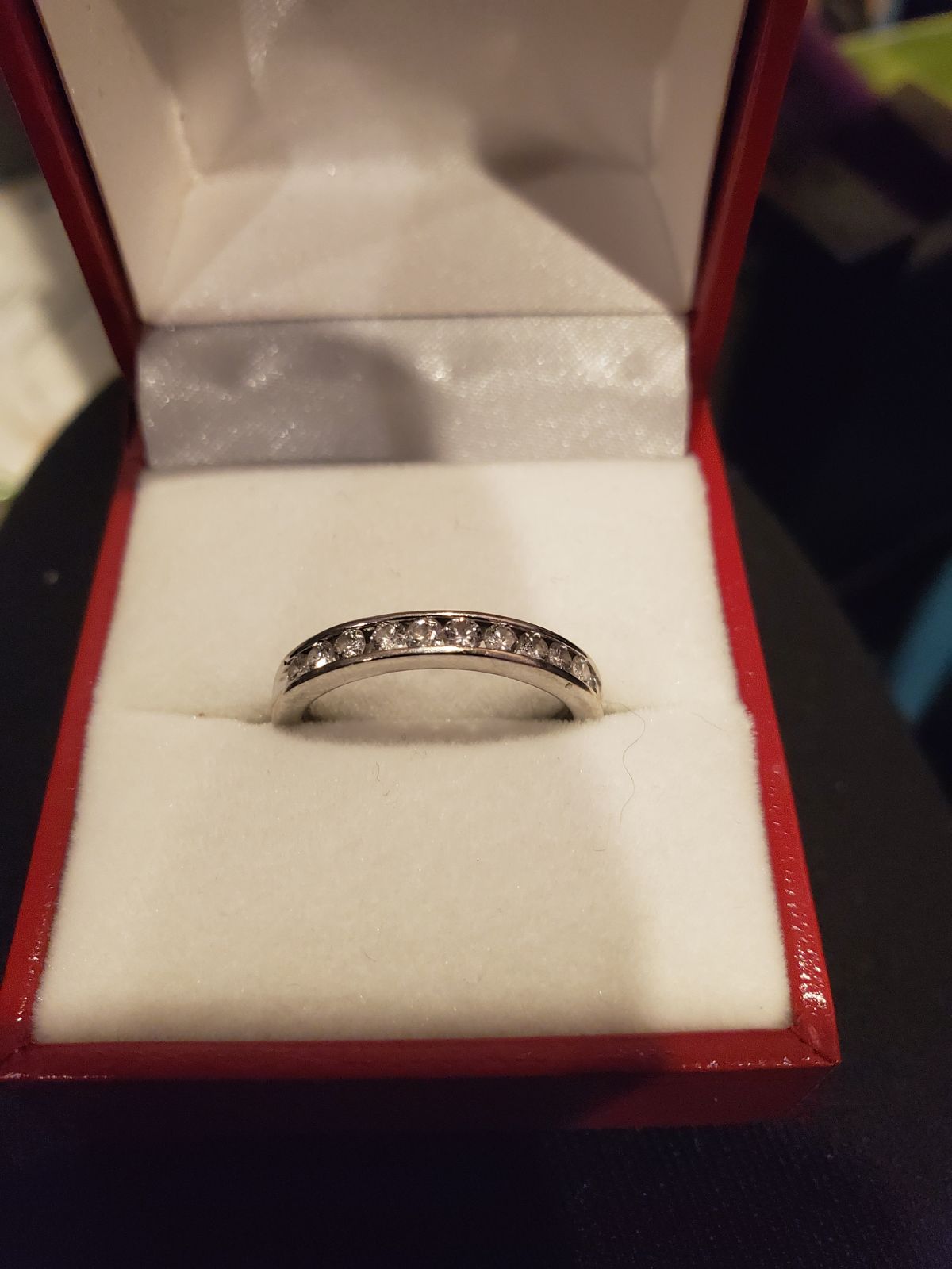 14k White gold ring with 11 diamonds