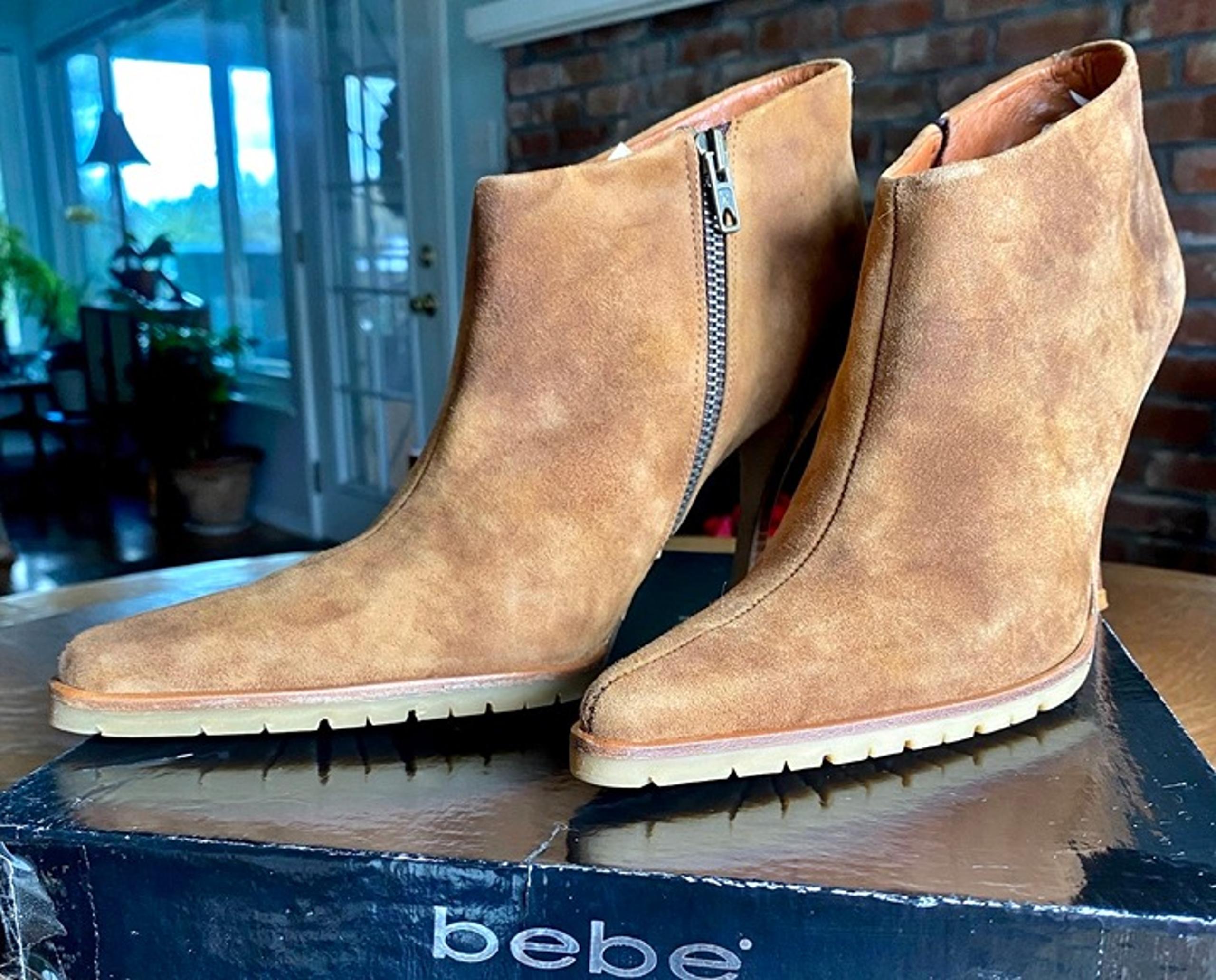 bebé Ankle Boots Shoes Heels 9.5 B Light Brown Suede Zip Booties Pointed Toe