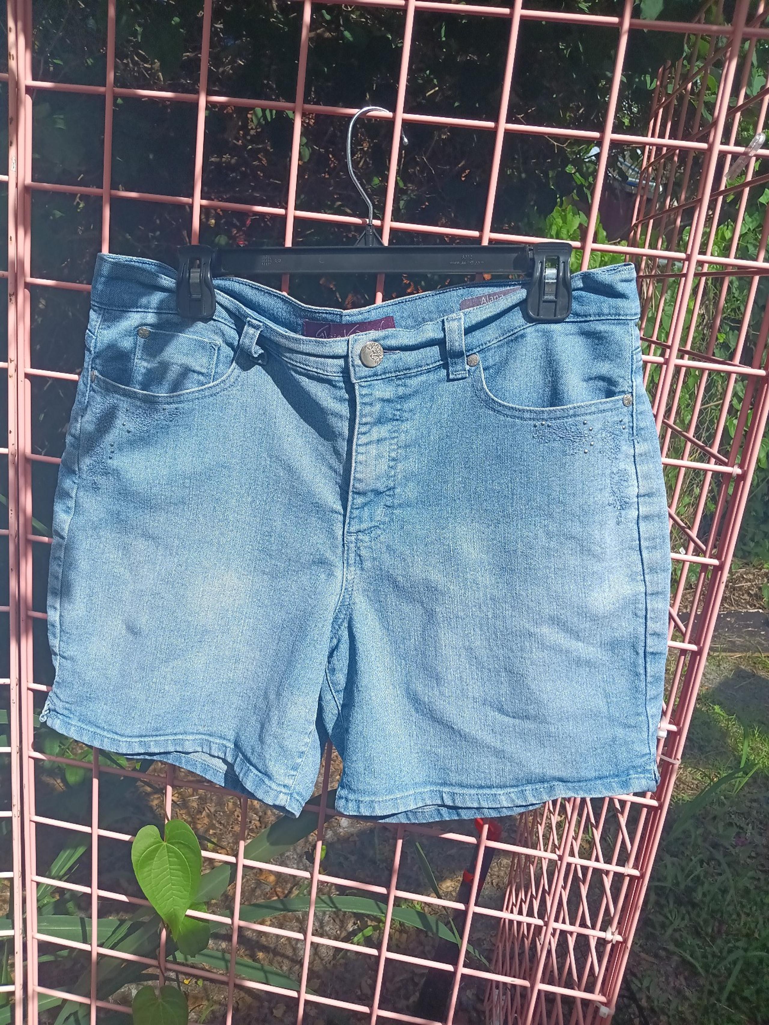 Gloria Vanderbilt jean shorts size 12 Alana Short delicate embroidery by pockets