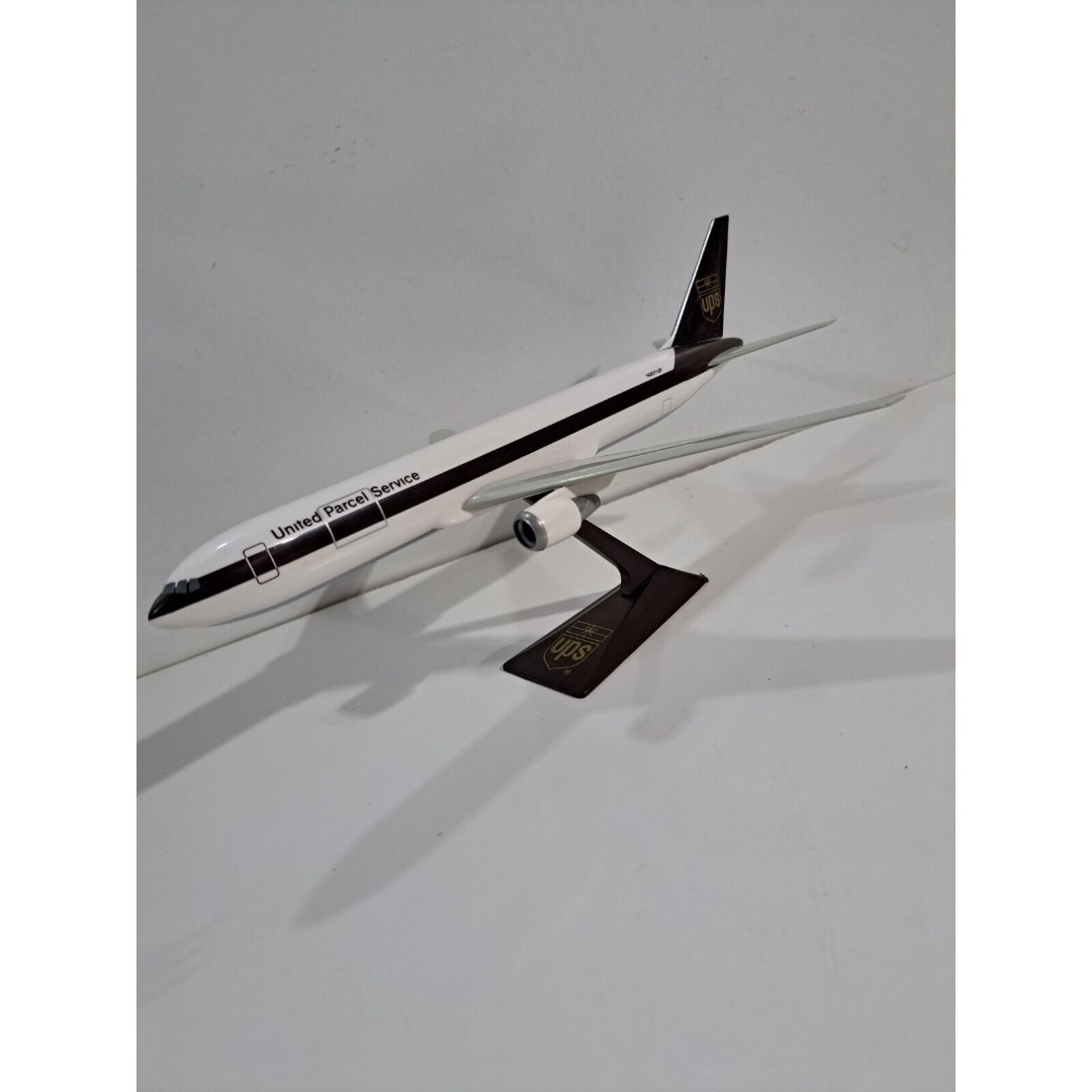 Model 1/200 Scale UPS N301UP Boeing 767-34AF Jet Airplane W/base