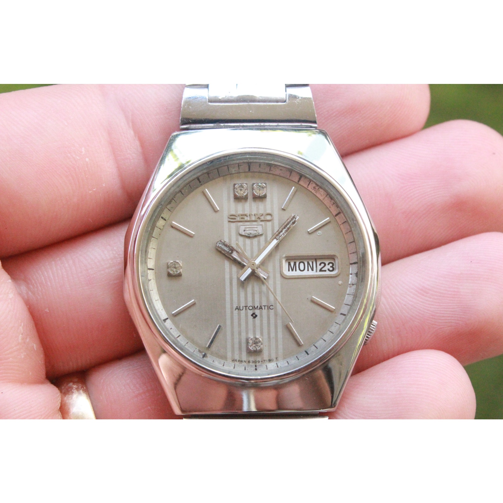 Vintage 1979 Seiko Automatic Mens Silver Watch W/daydate & Silver accents