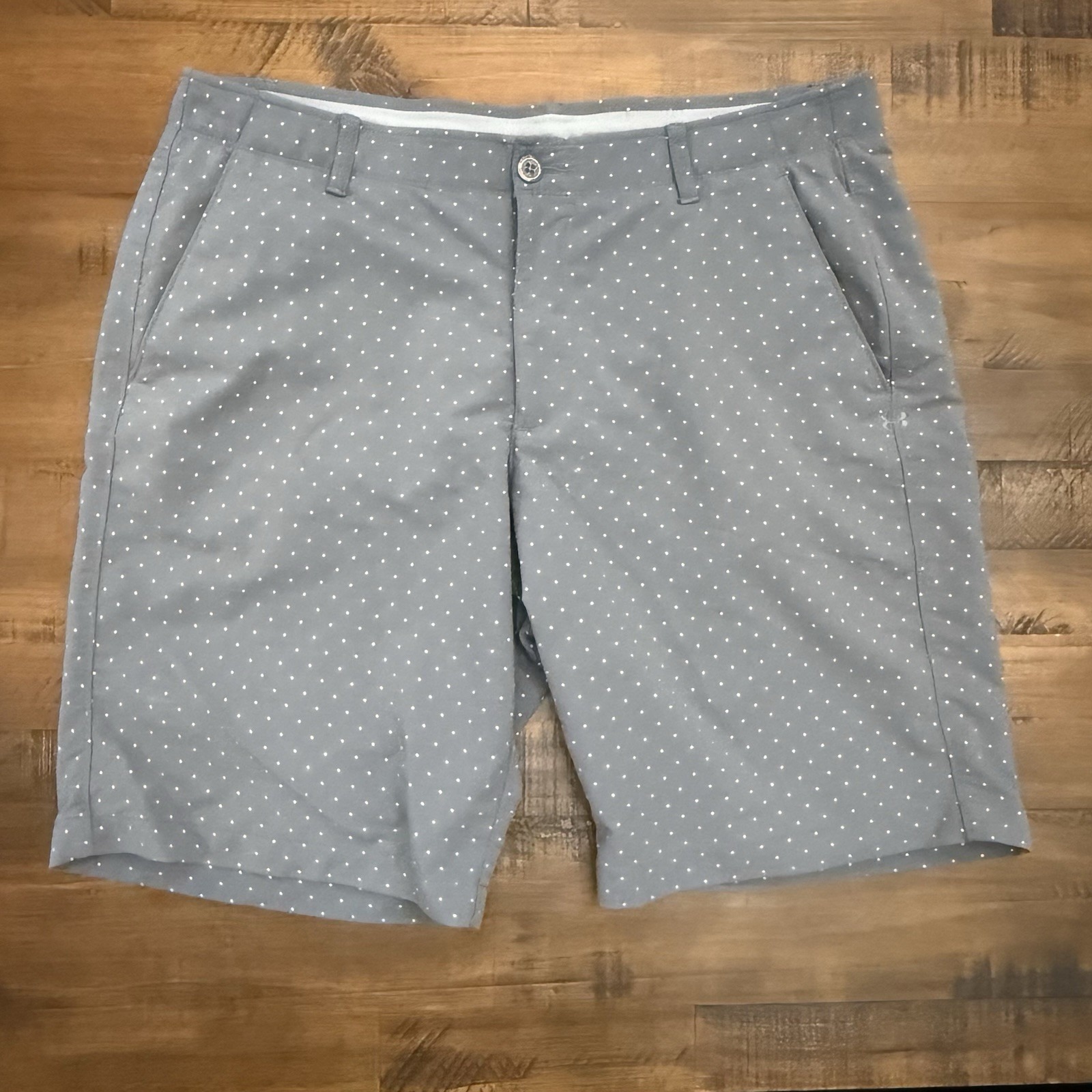 Under Armour Men's Shorts Gray Polka Dot Print Size 38 With 10 Inseam