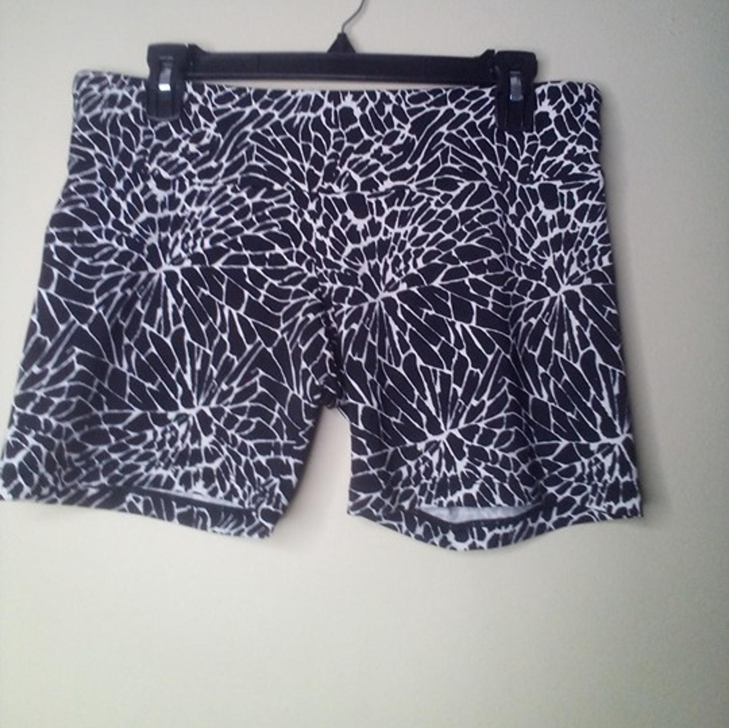 Onzie Shorts M L Women Active Athletic Pattern Black White