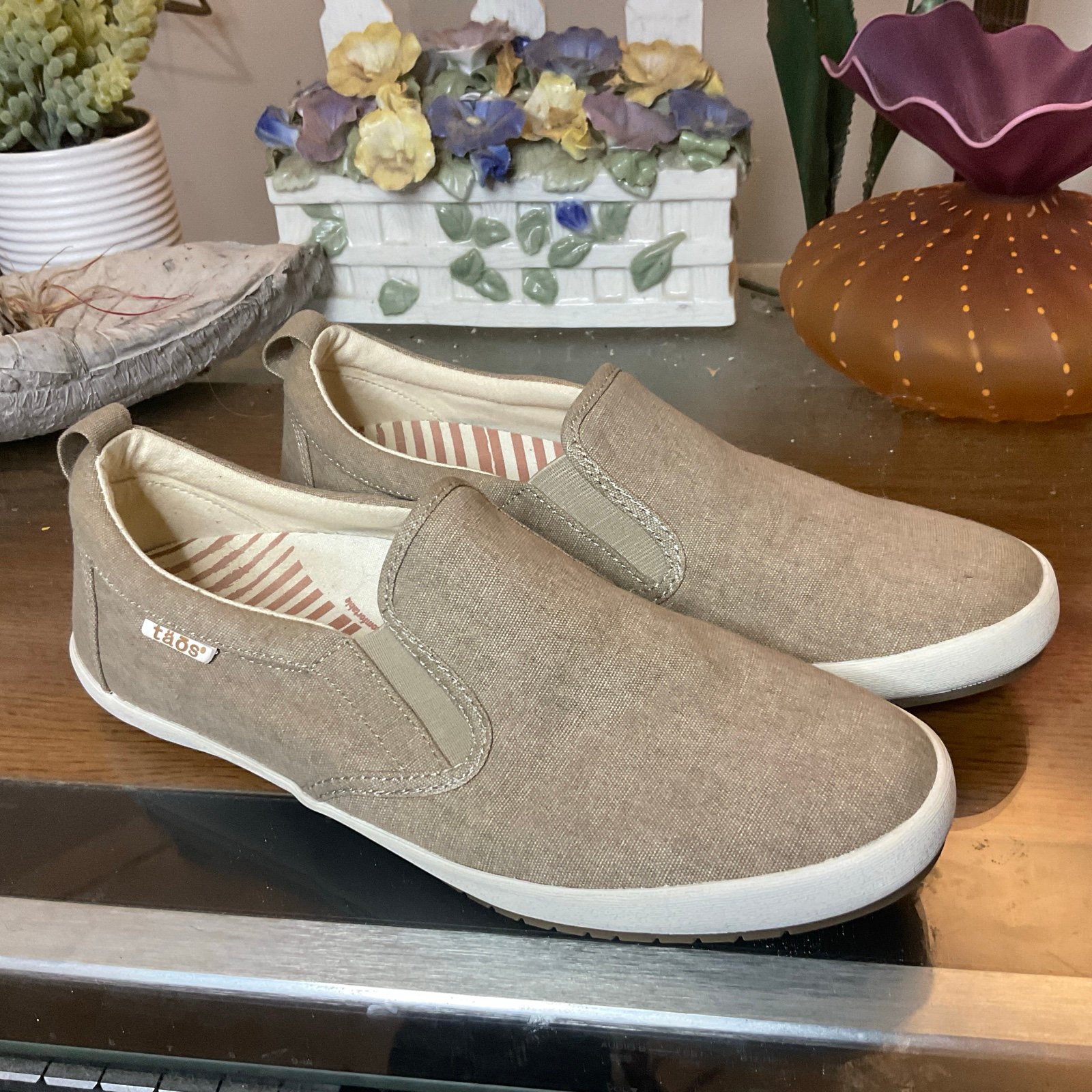 TAOS WOMENS DANDY SLIP ON SNEAKERS SZ 10