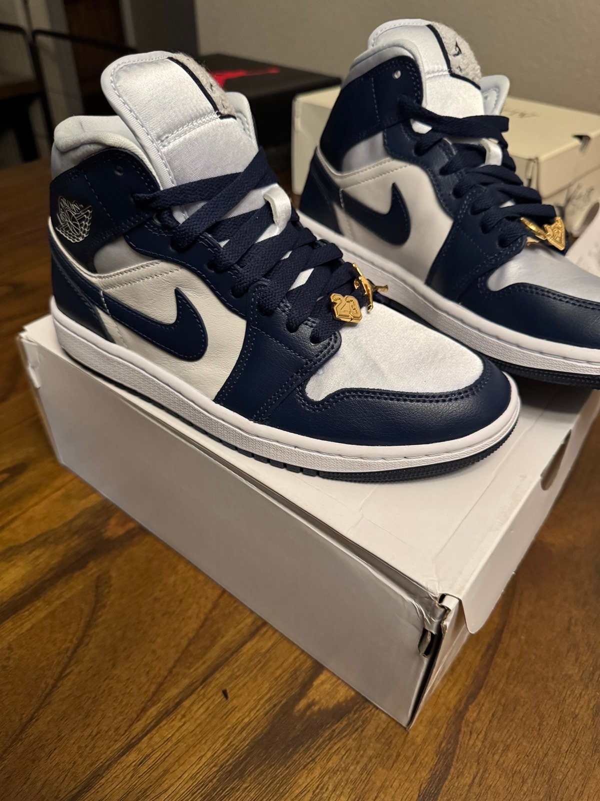 Air Jordan 1 Women’s Mid SE Size 8 Womens (6.5 men’s).